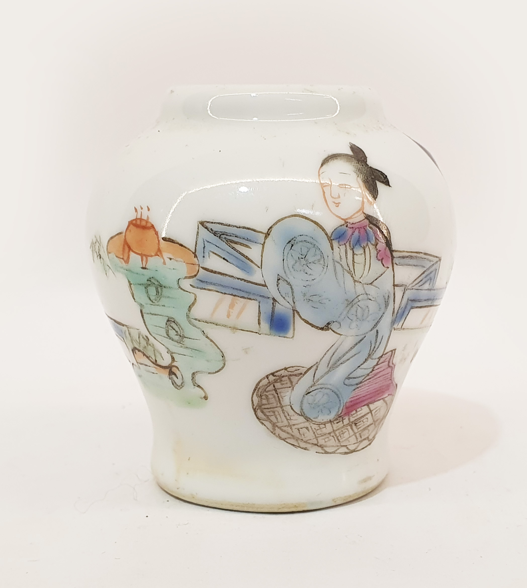 632 · A SMALL CHINESE FAMILLE ROSE PORCELAIN VASE