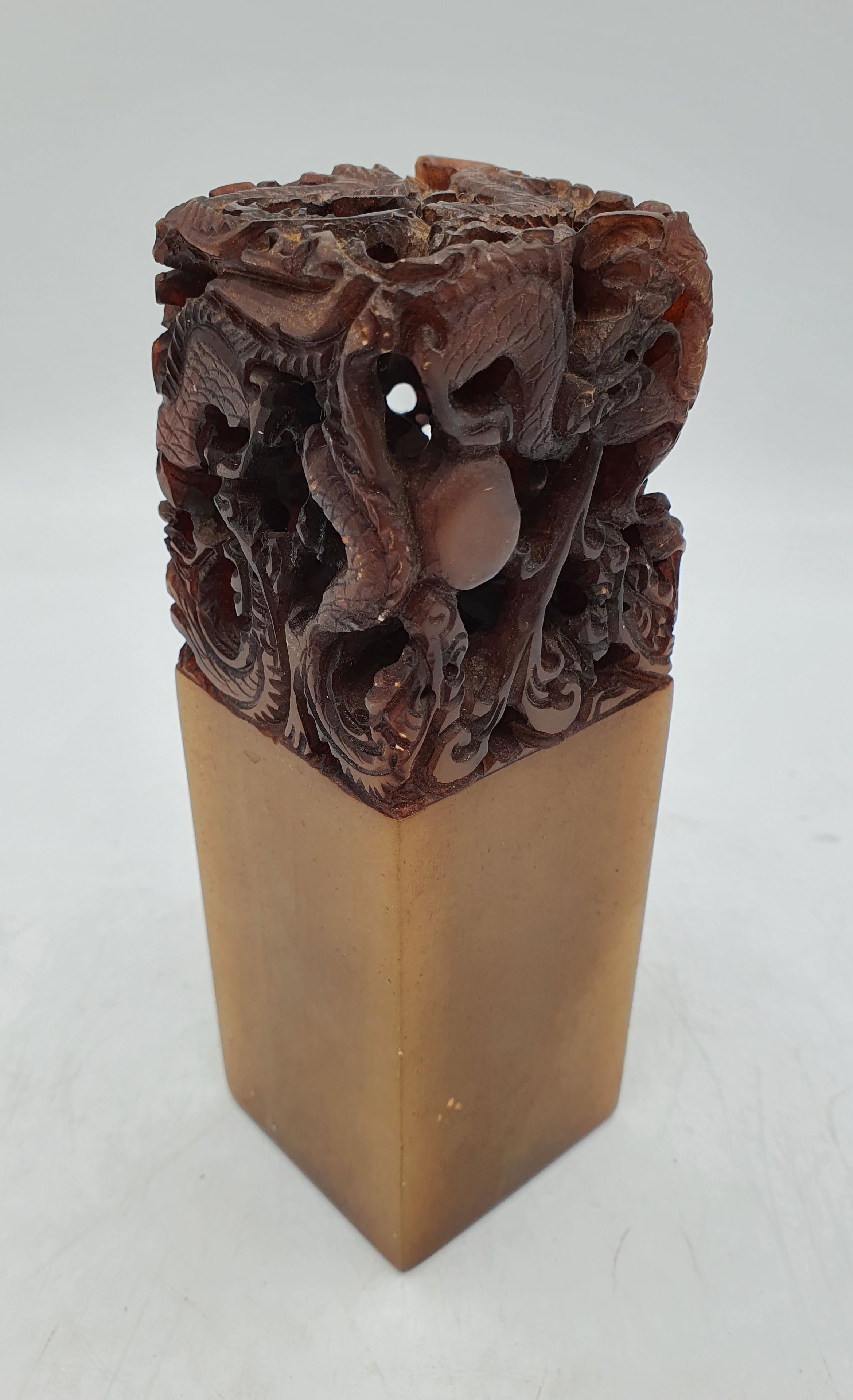 558 · A CHINESE CARVED HARD STONE SEAL