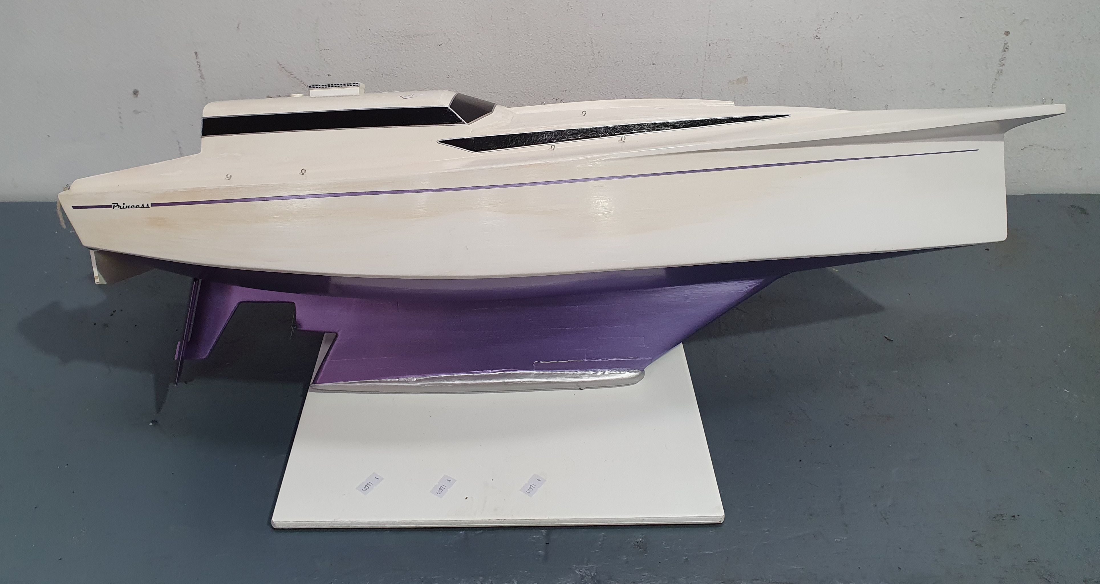 1264 · A MODEL SPEED BOAT