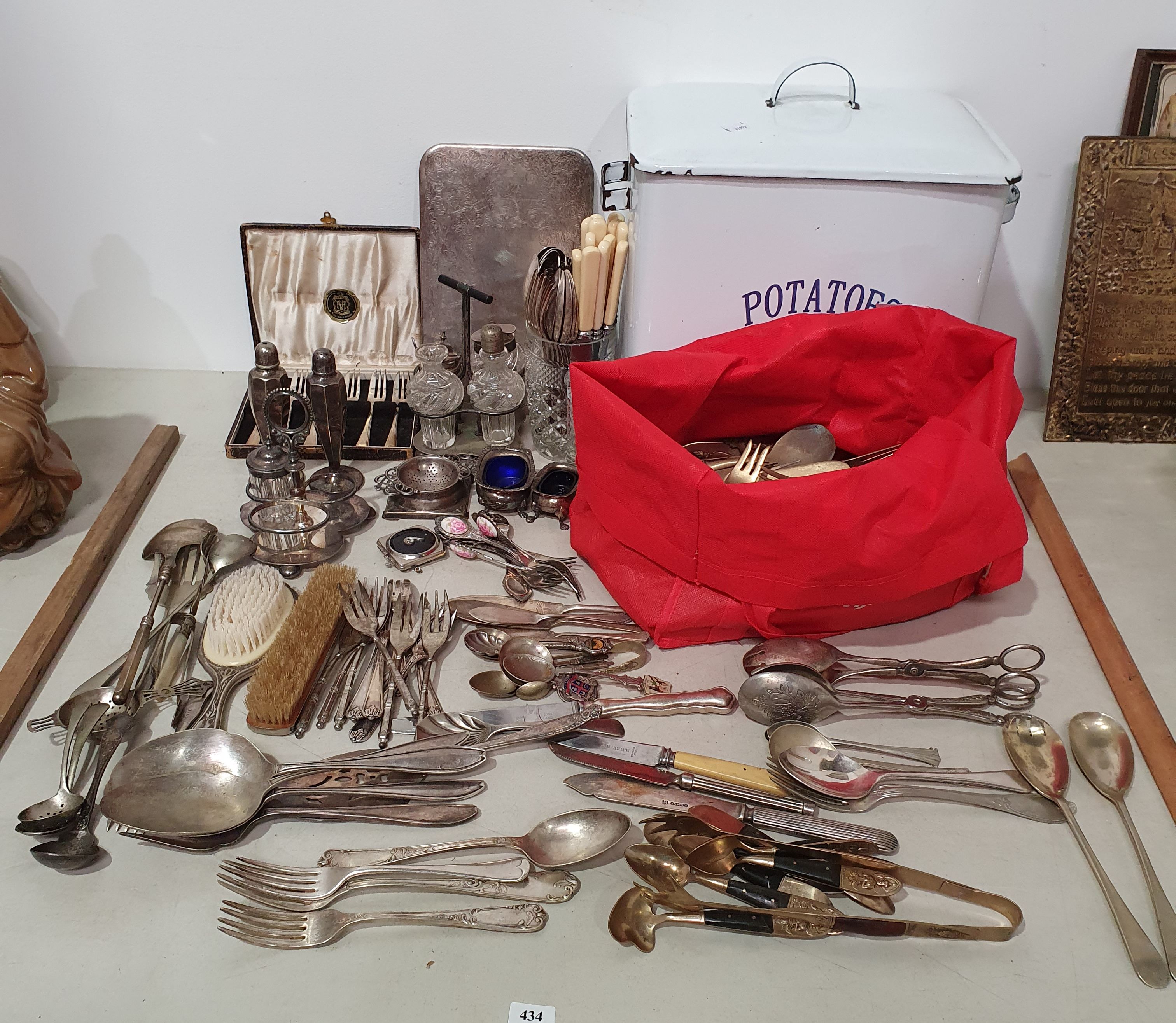 A GROUP OF VARIOUS ITEMS