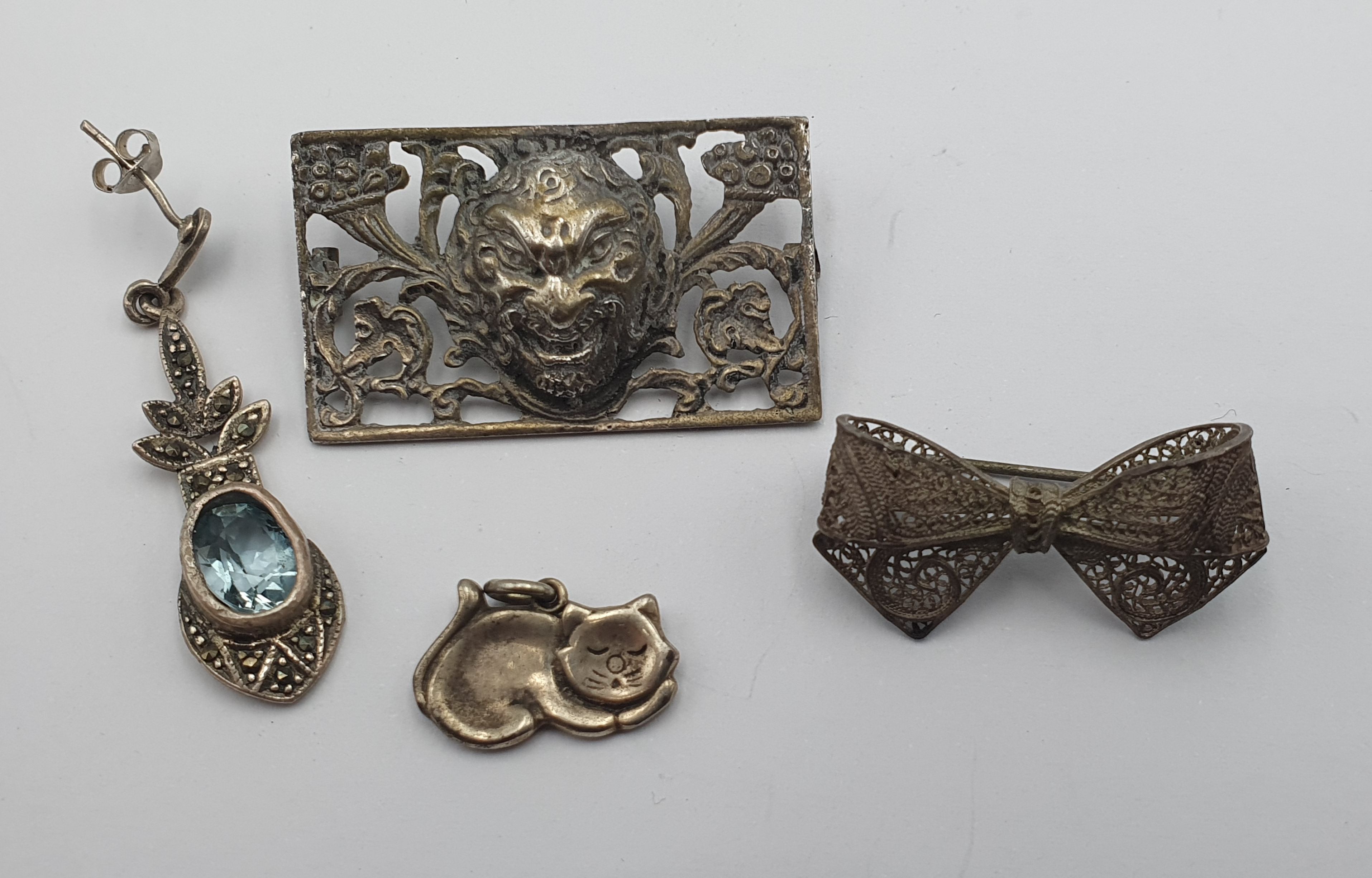 233 · A GROUP OF SILVER ITEMS