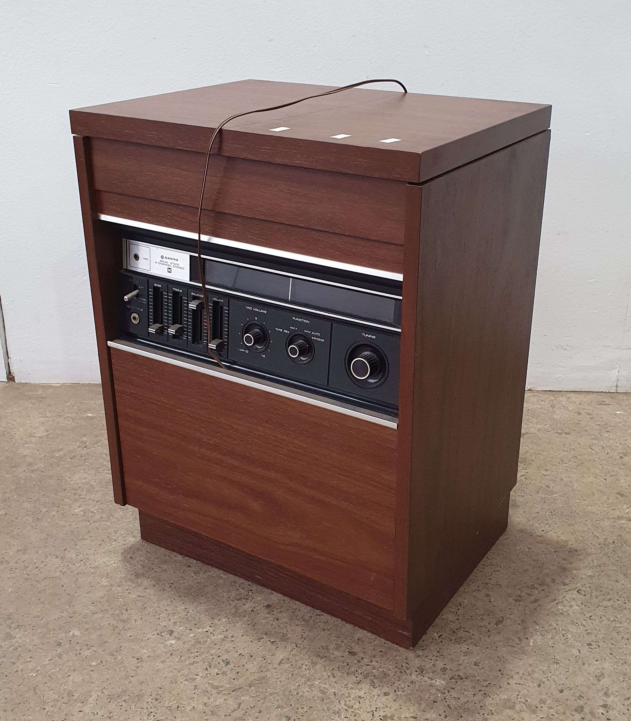 1187 · A VINTAGE SANYO STEREO