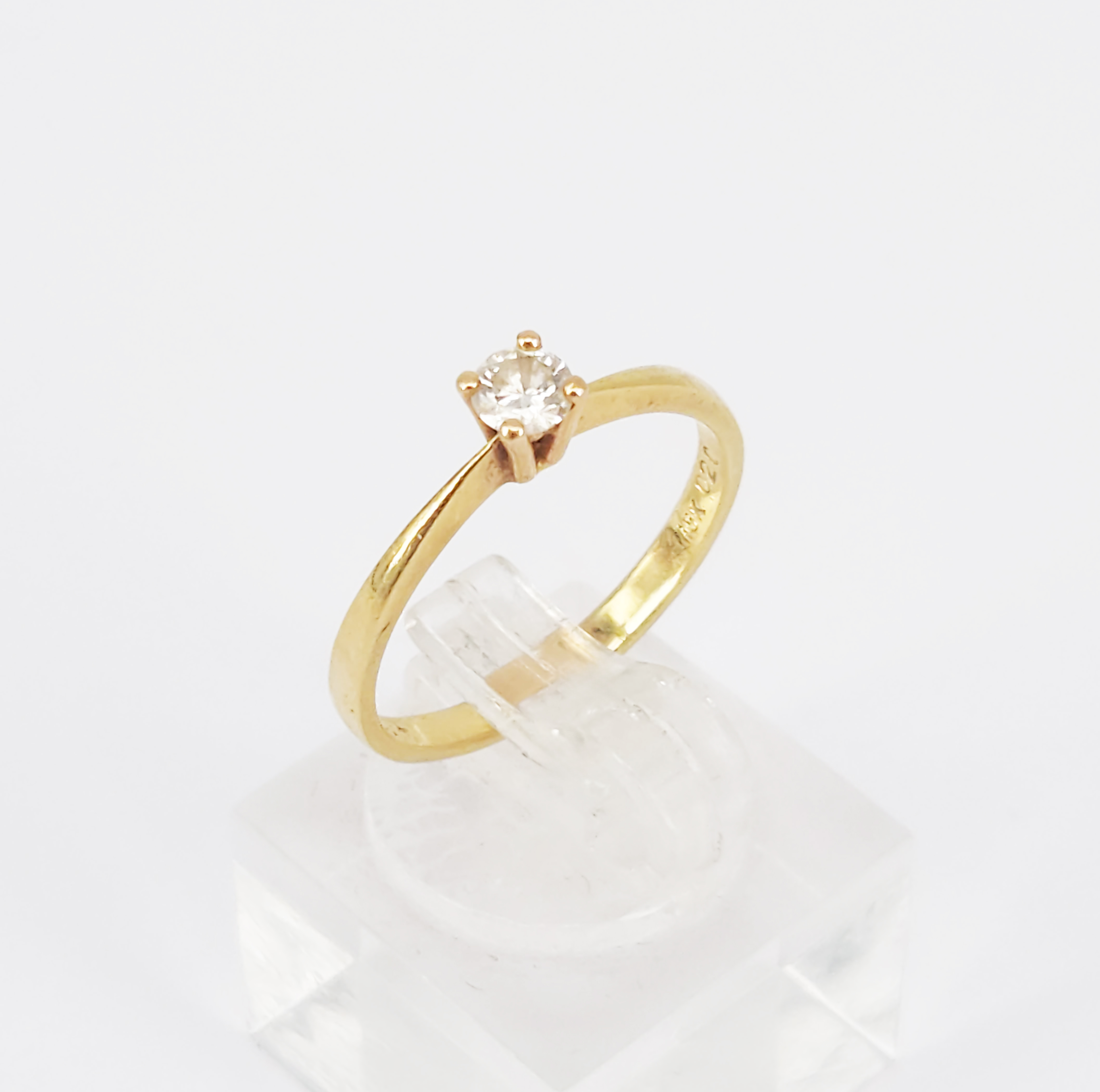 52 · A SINGLE STONE DIAMOND AND 18ct GOLD RING