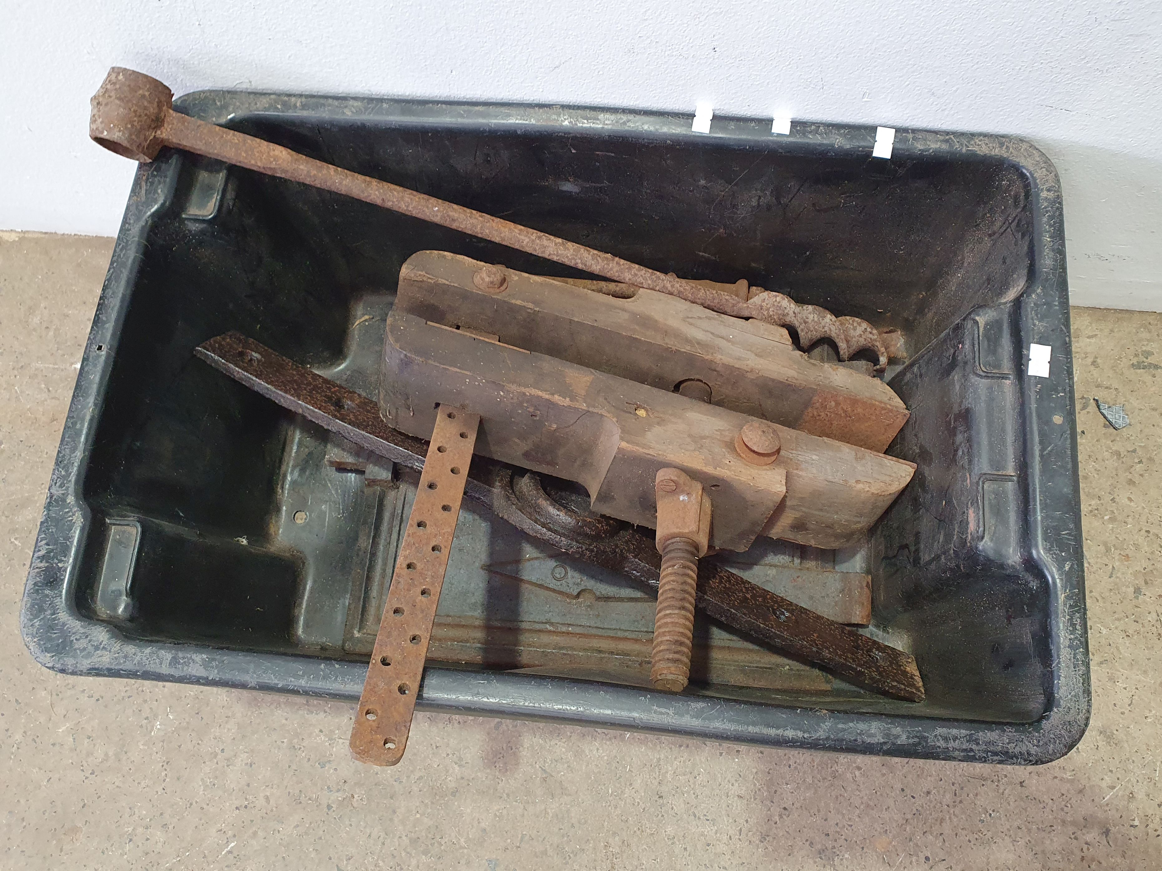 1301 · A GROUP OF VINTAGE METAL ITEMS