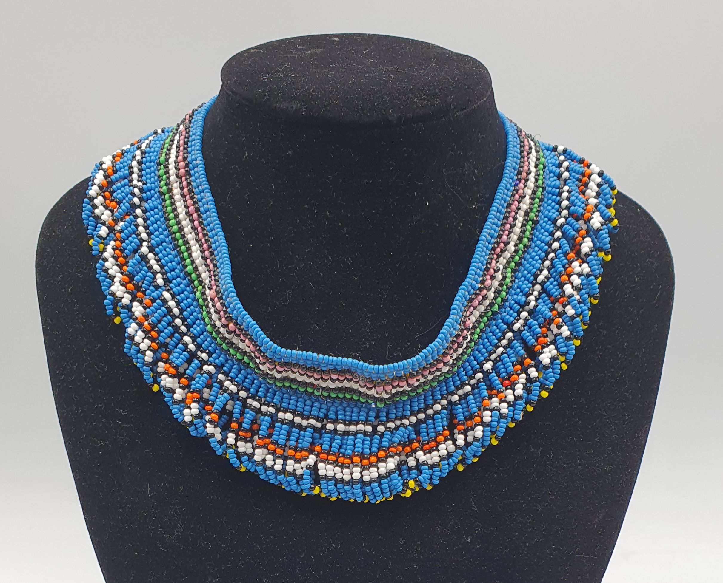AN INTRICATE BEADWORK CHOKER NECKLACE