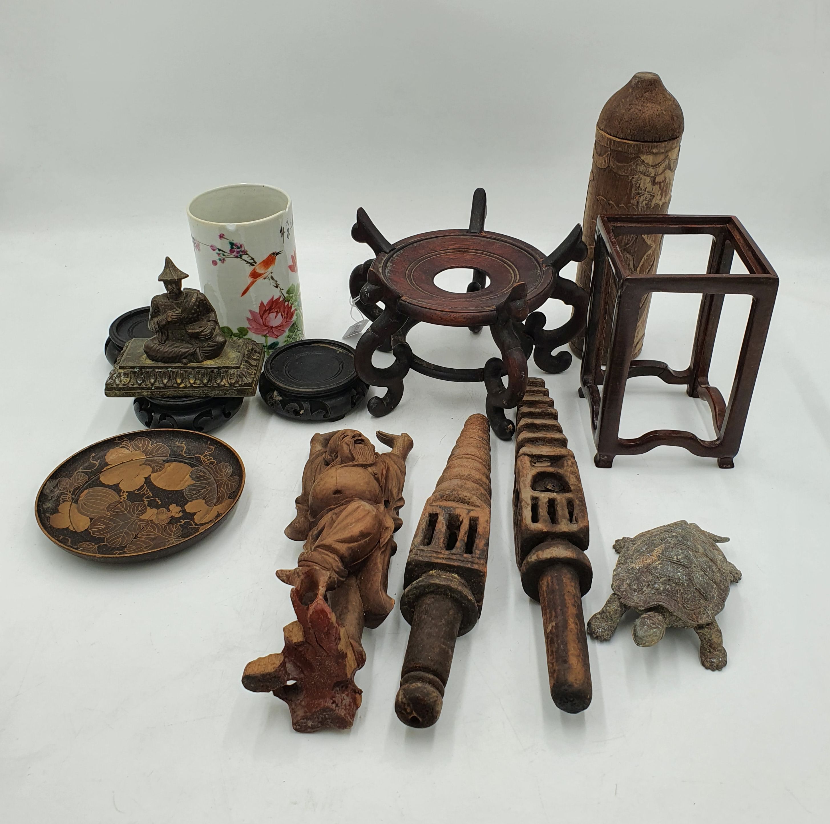 576 · A COLLECTION OF VARIOUS ASIAN ITEMS