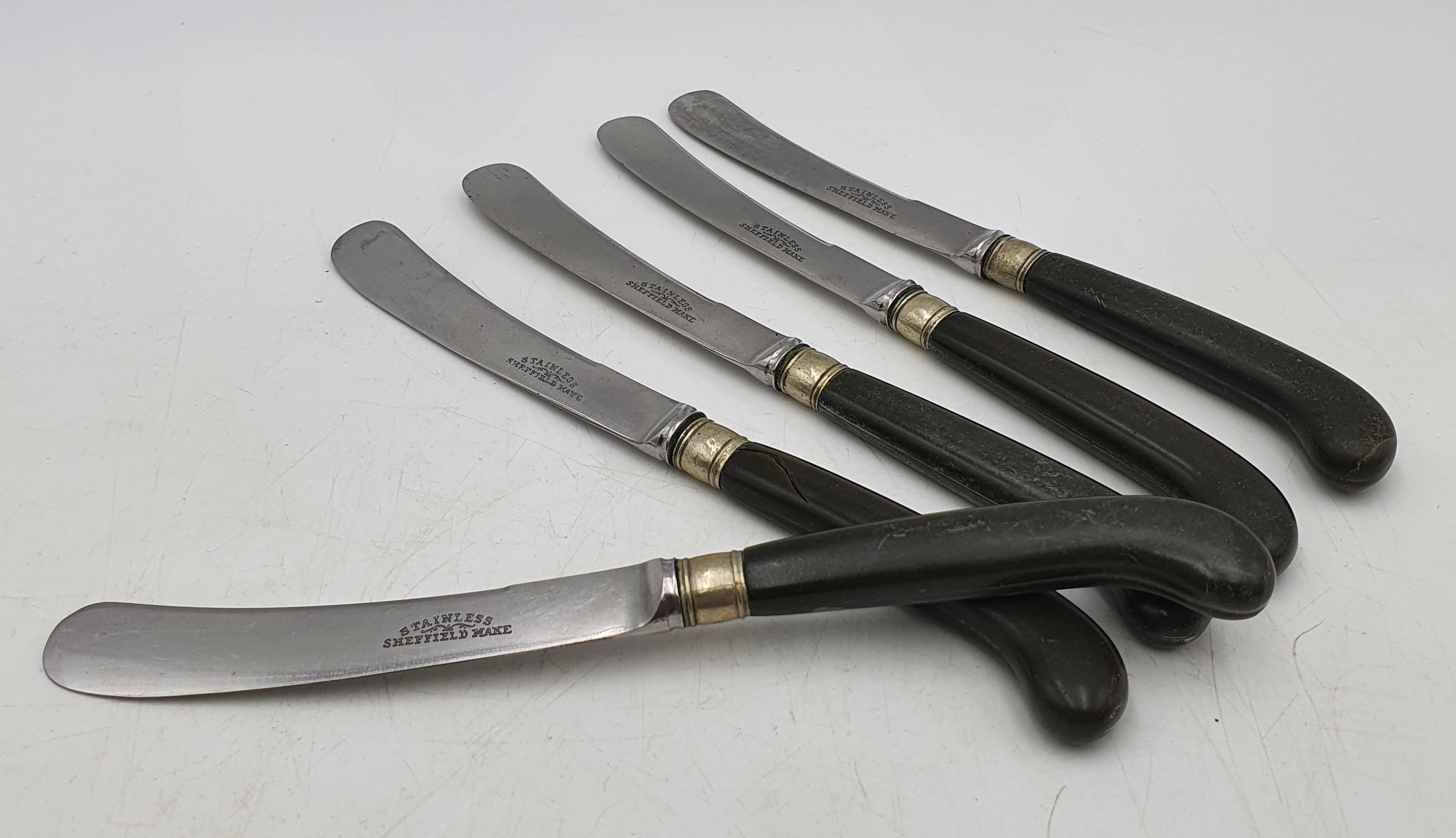 538 · A SET OF FIVE VINTAGE SHEFFIELD STAINLESS STEEL BUTTER KNIVES
