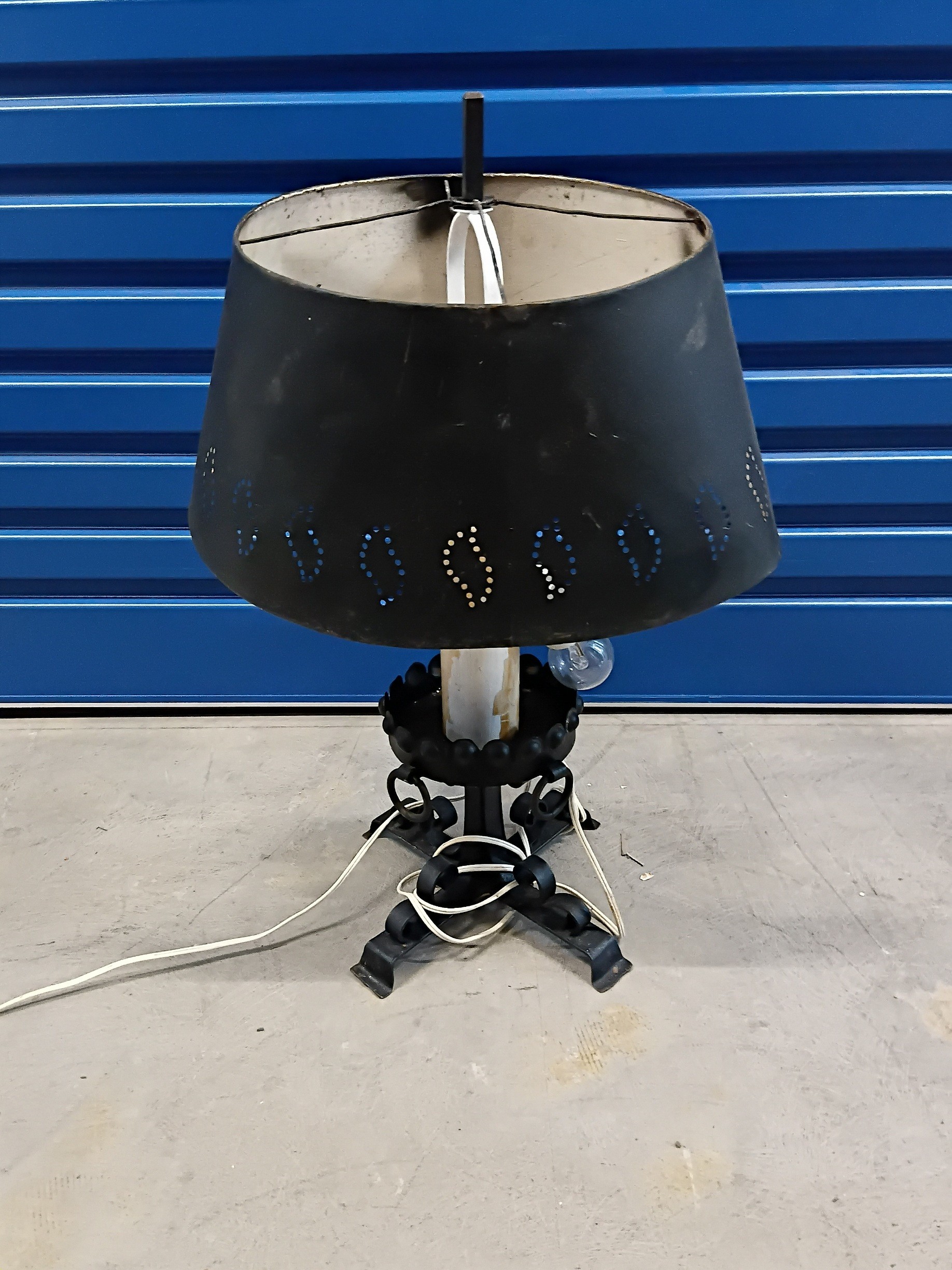 AN ELECTRIC TABLE LAMP