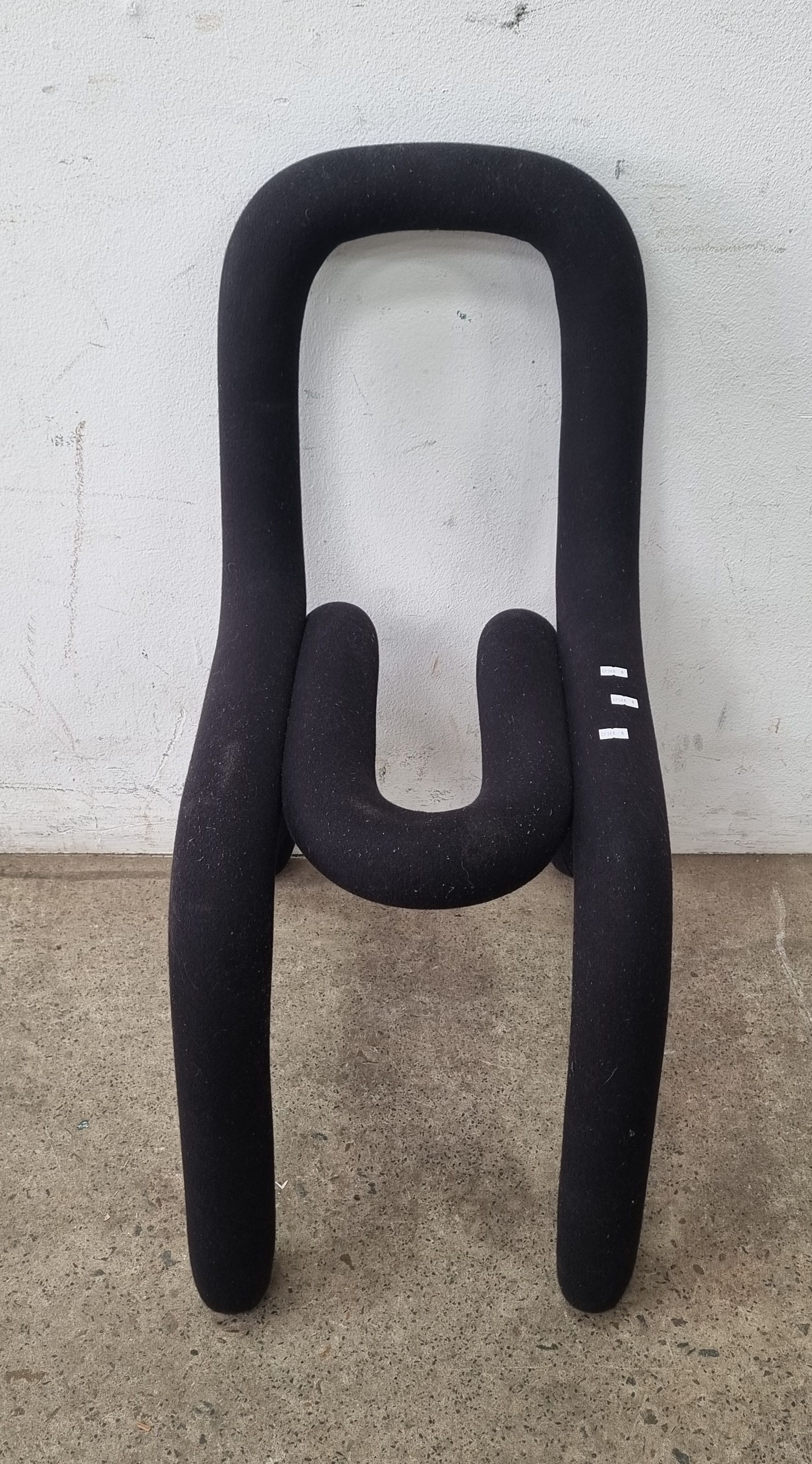 2210 · A CONTEMPORARY DESIGNER STYLE CHAIR