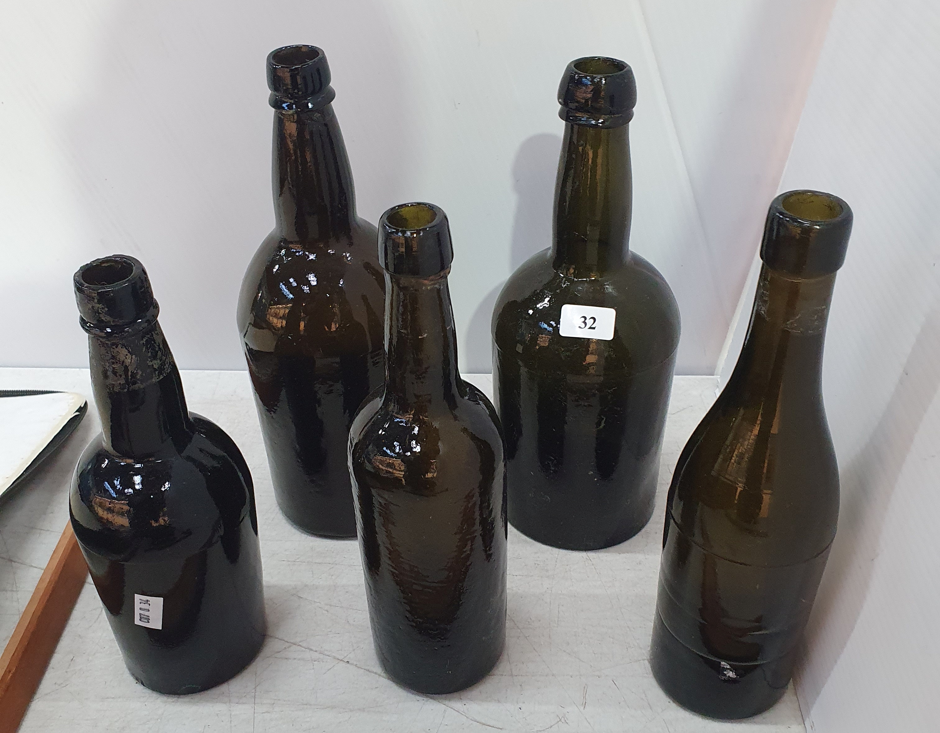 32 · A QUANTITY OF GEORGIAN AND VICTORIAN ERA GLASS BOTTLES