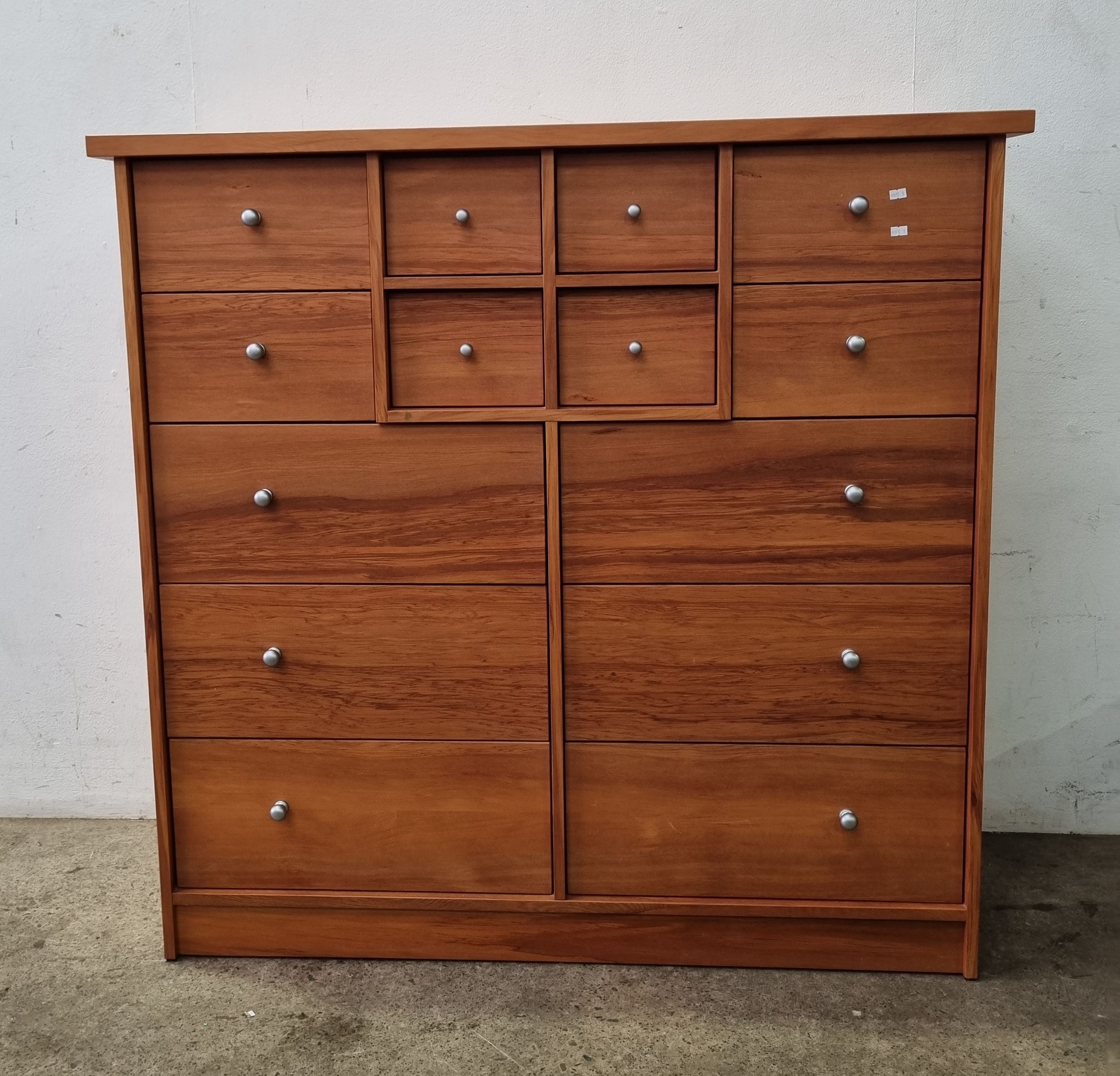 2206 · A CONTEMPORARY CHEST OF DRAWERS