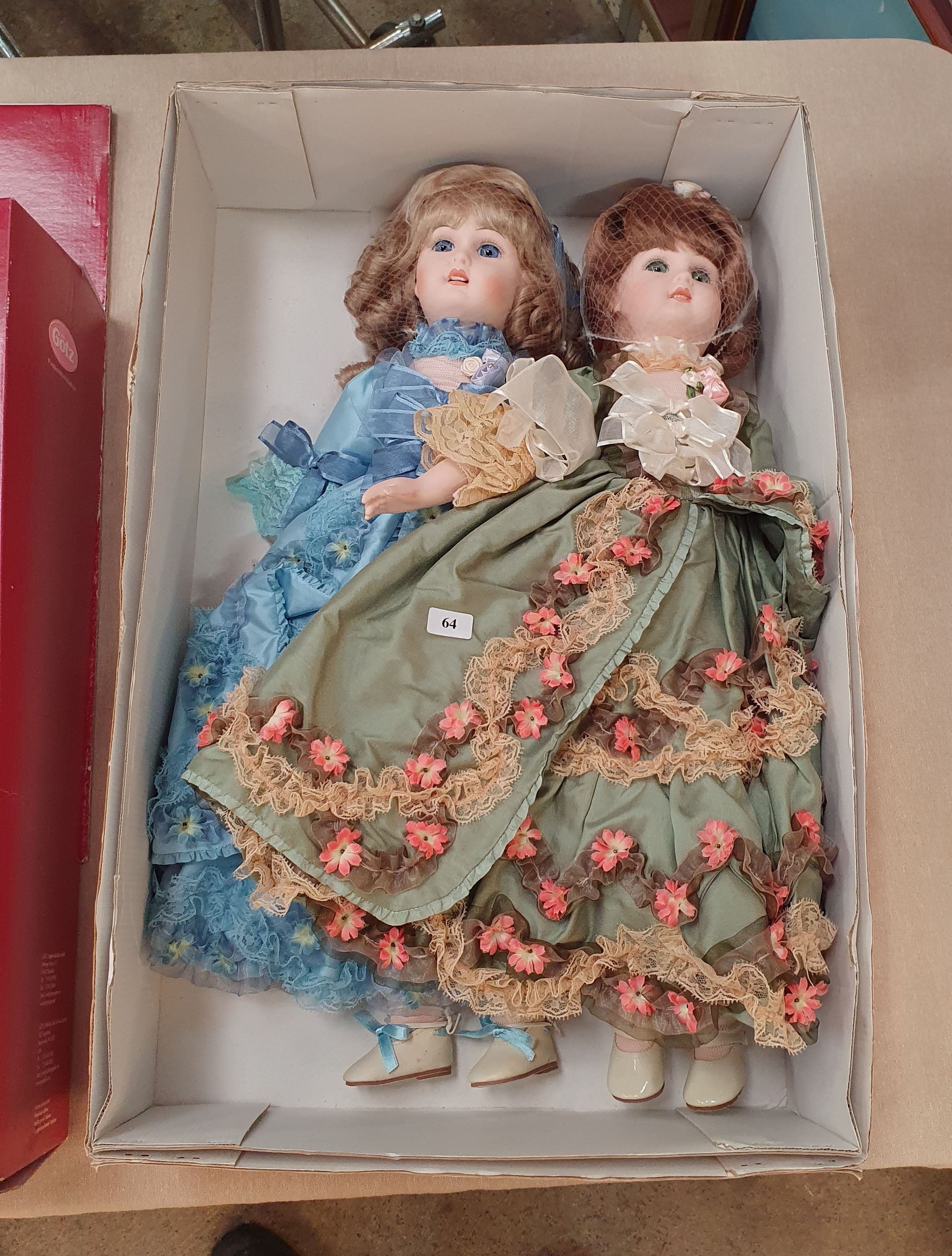 72 · TWO POUPEE de COLLECTION LIMITED EDITION DOLLS