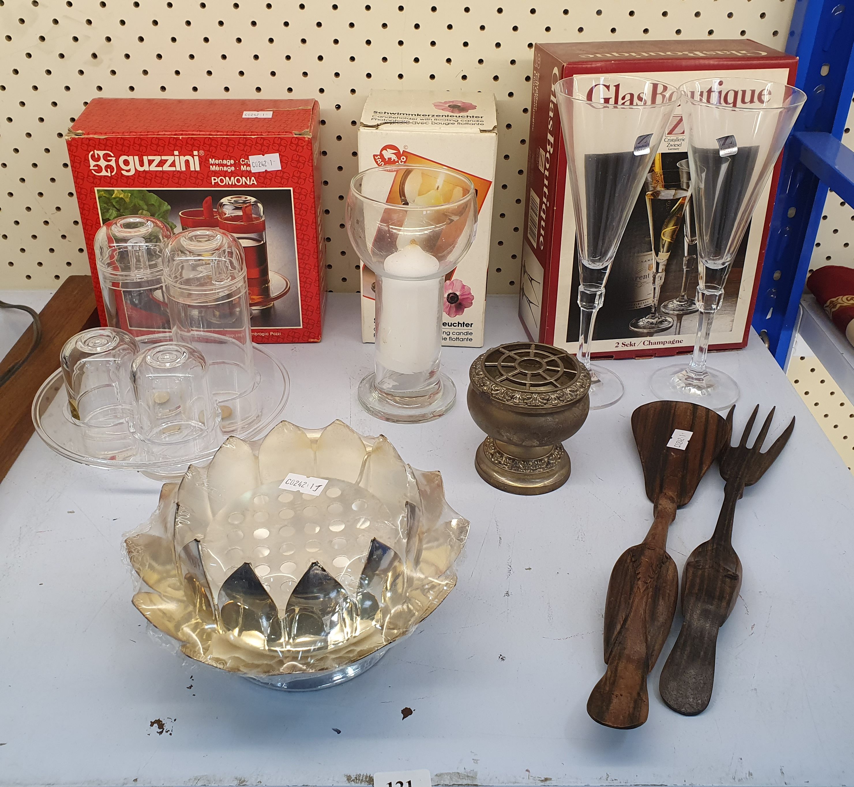 121 · A GROUP OF VARIOUS ITEMS