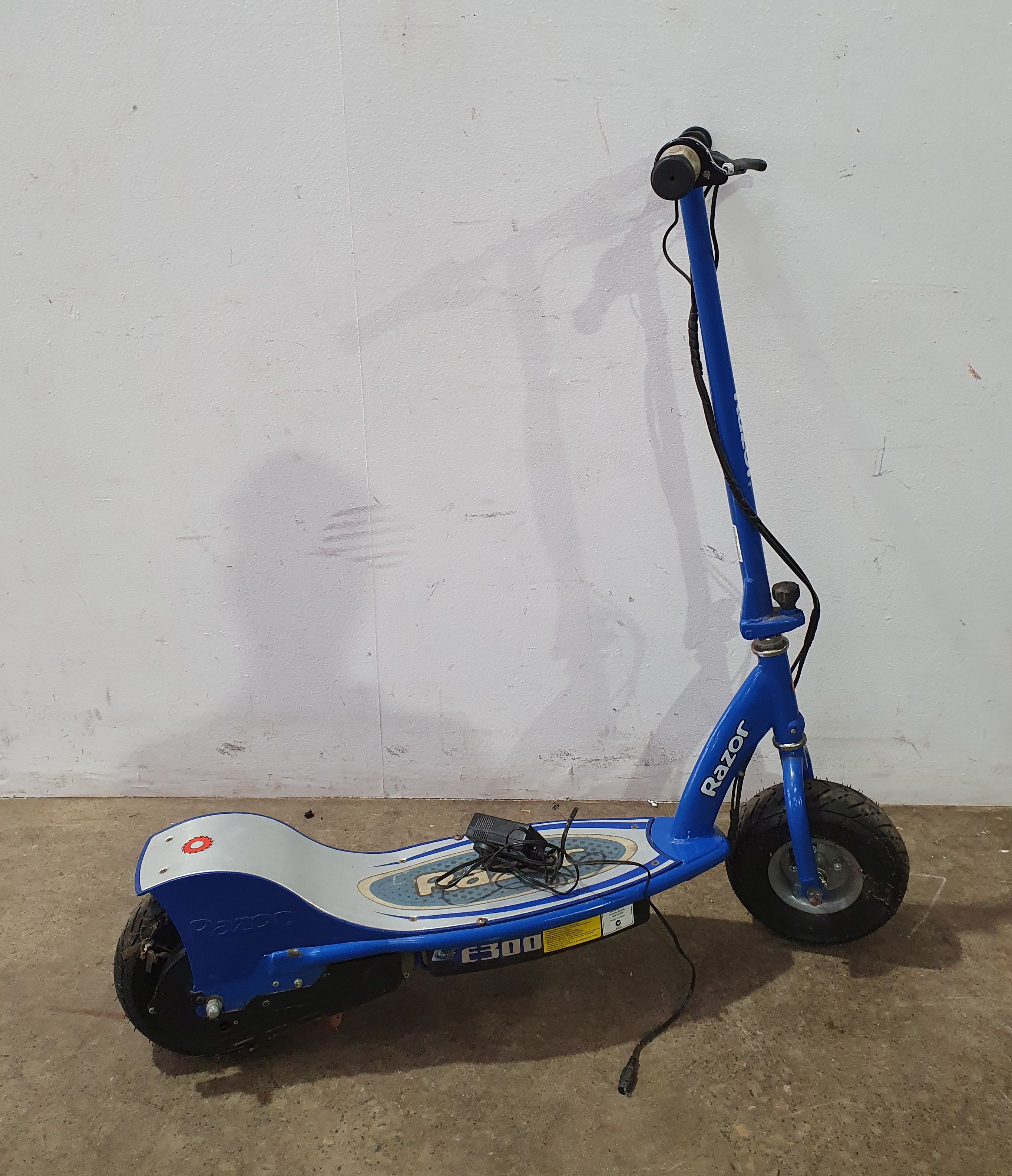 1194 · A RAZOR ELECTRIC SCOOTER