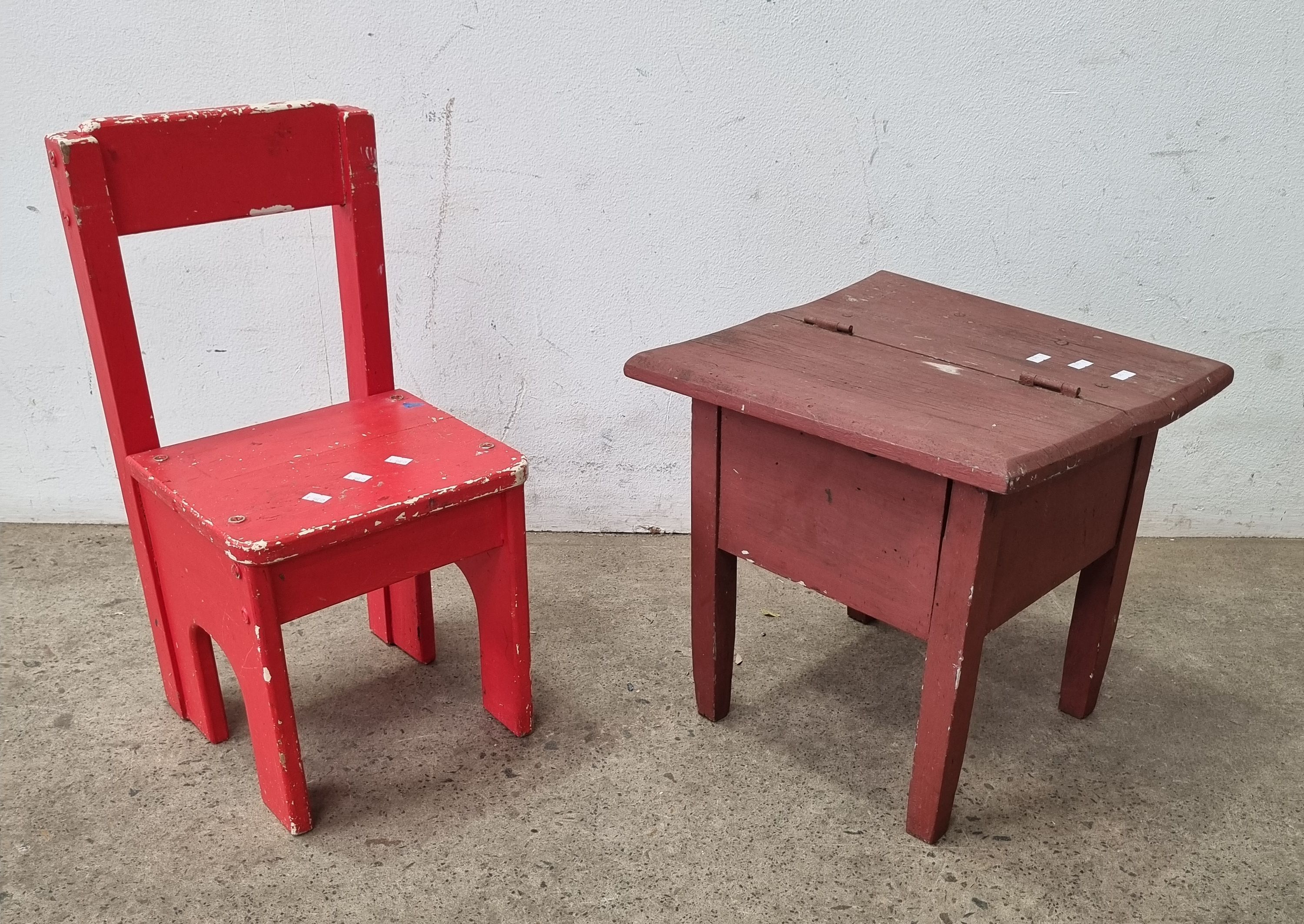 2392 · A SMALL KIDS CHAIR