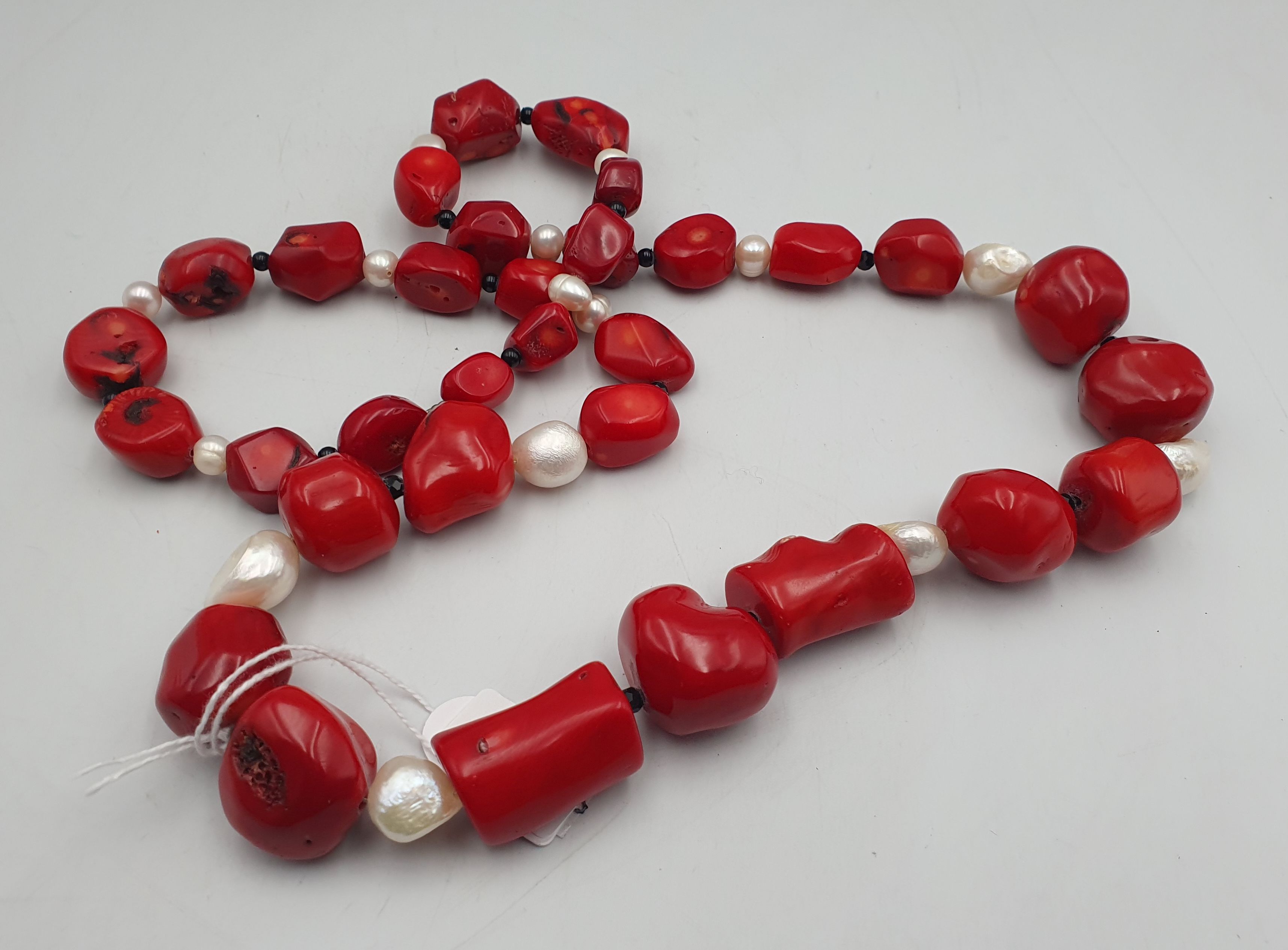 312 · A HEAVY CHINESE OPERA LENGTH CORAL AND PEARL NECKLAE