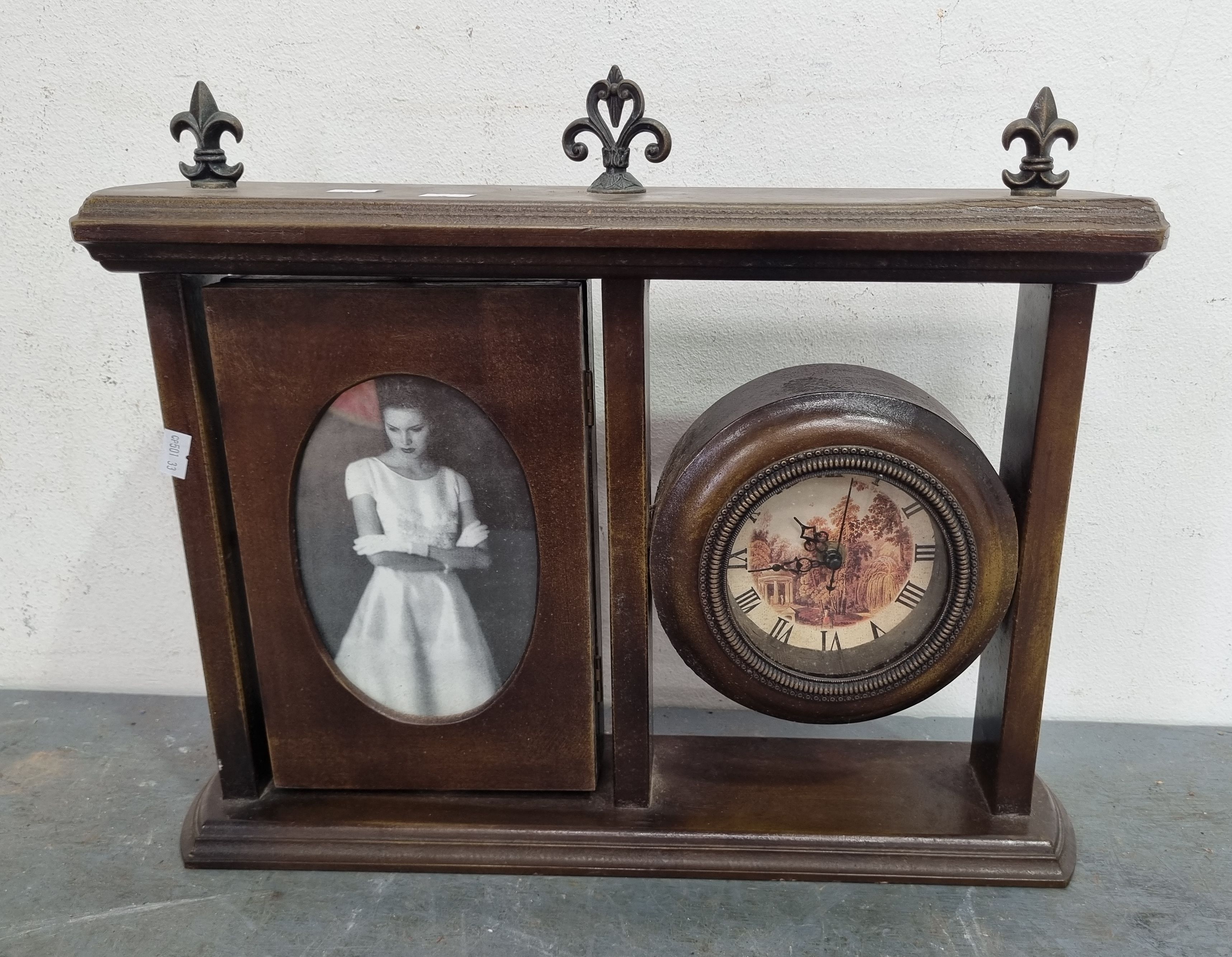 A CLOCK/PICTURE FRAME