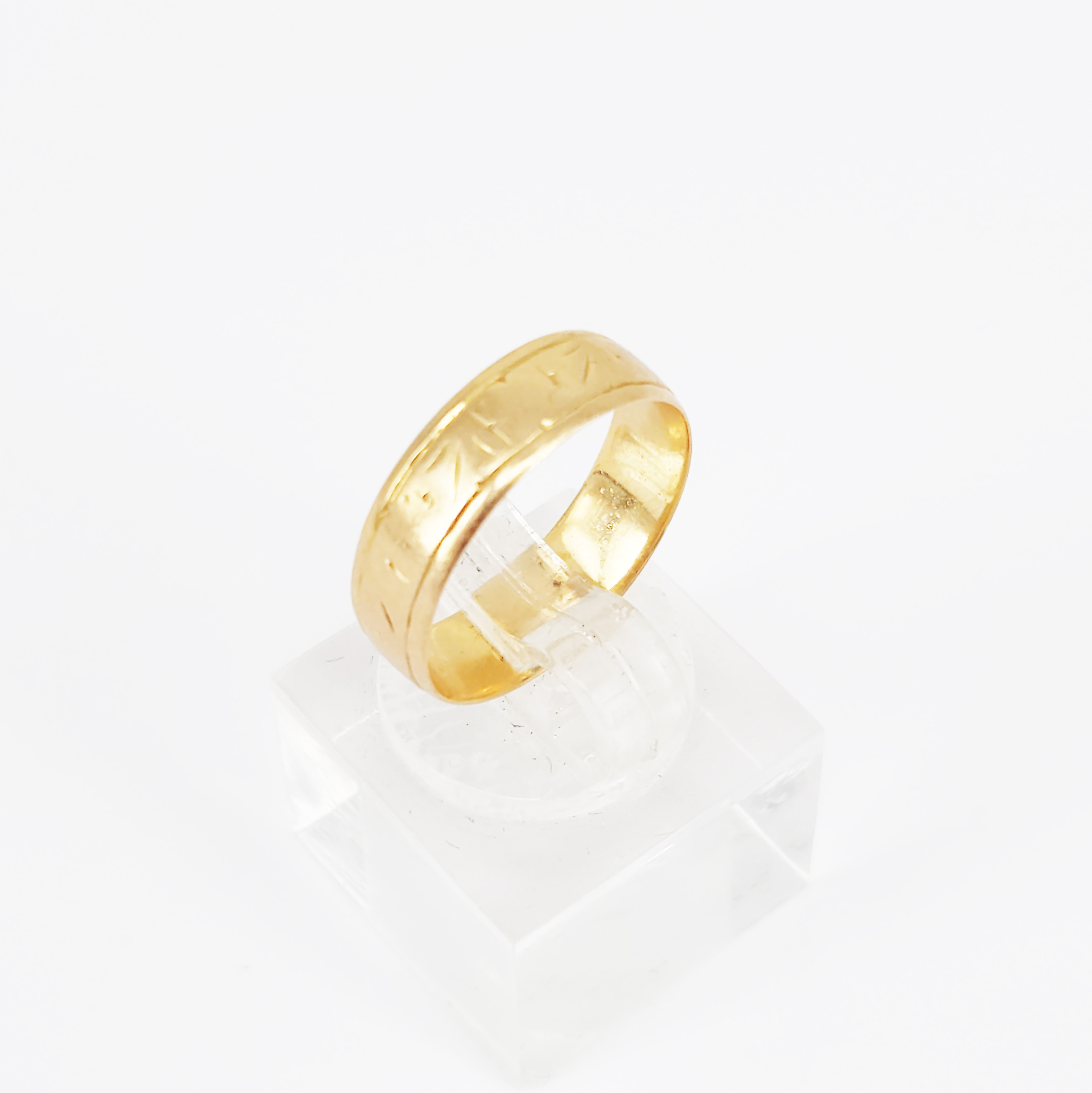 89 · AN 18ct GOLD BAND RING