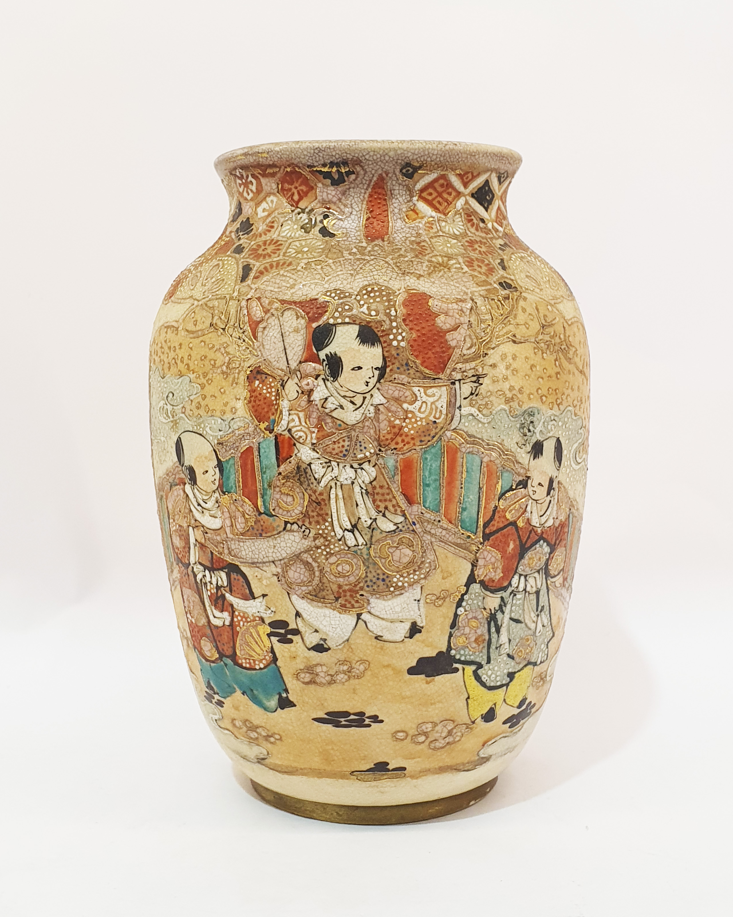 625 · A JAPANESE KYOTO WARE POTTERY VASE