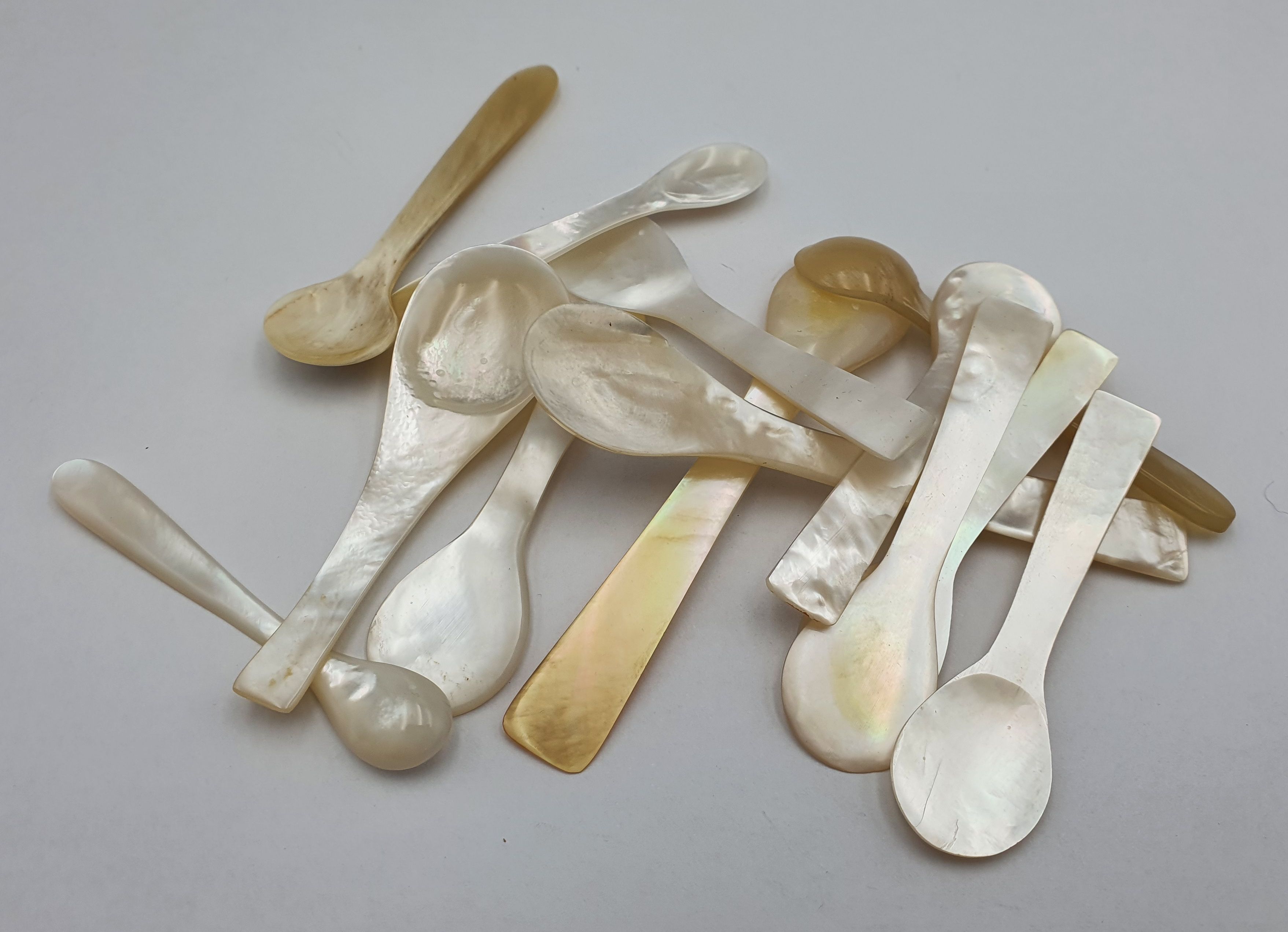 279 · A QUANTITY OF MOTHER OF PEARL SALT AND CONDIMENT SPOONS