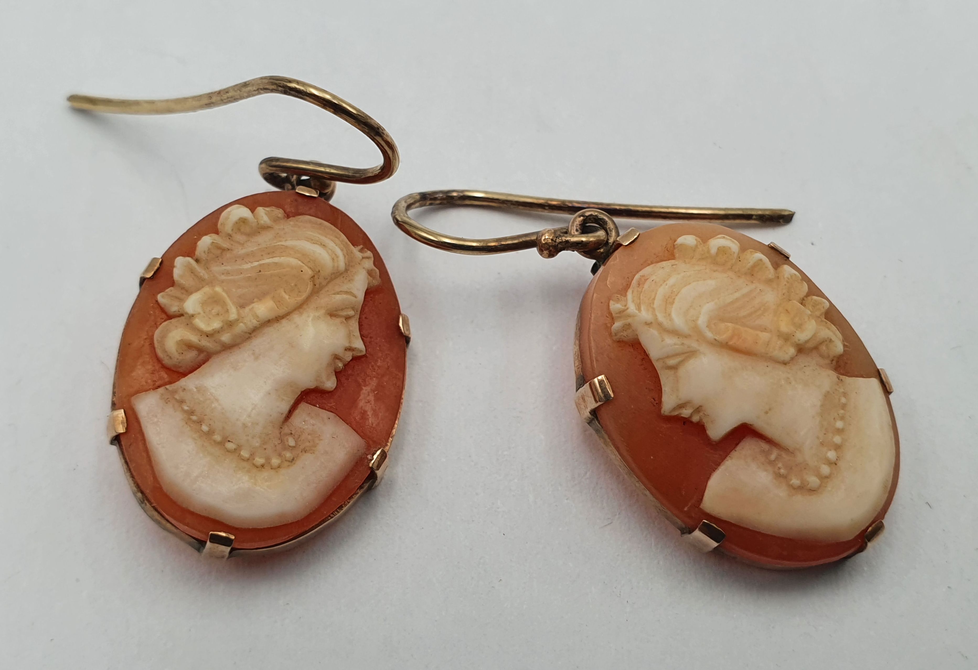 A VINTAGE PAIR OF 9ct GOLD AND CARVED CAMEO SHELL EARRINGS