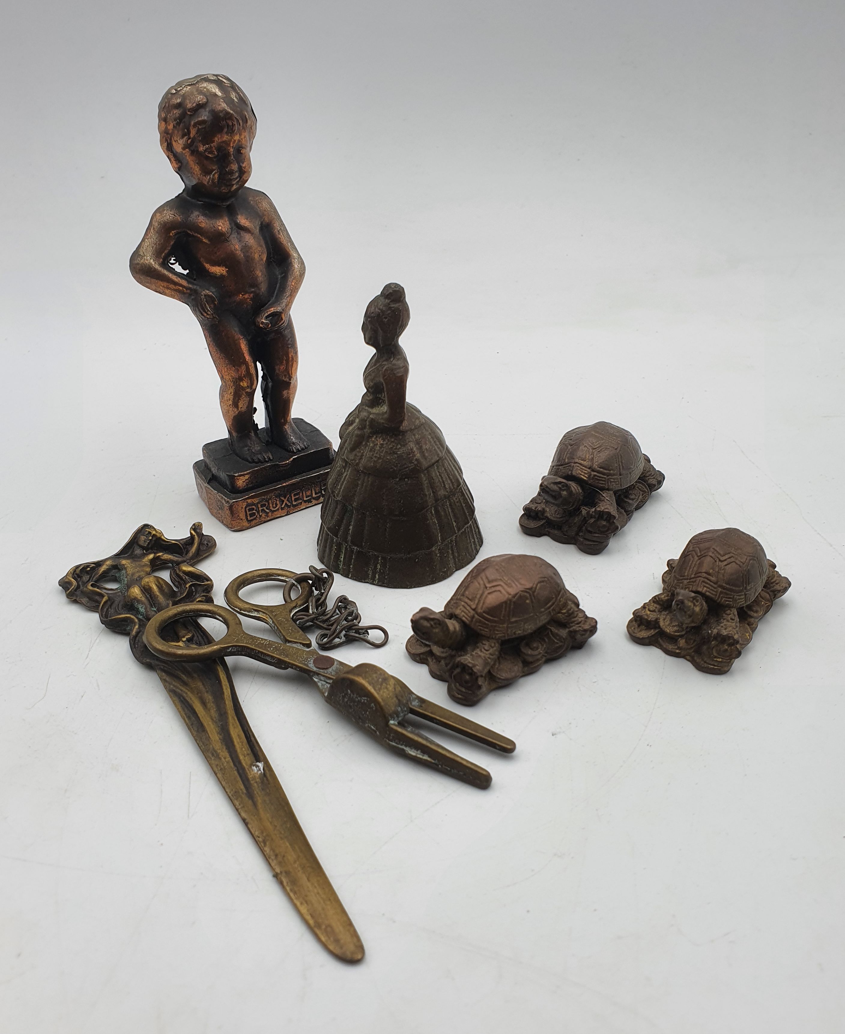 255 · A GROUP OF METAL ITEMS