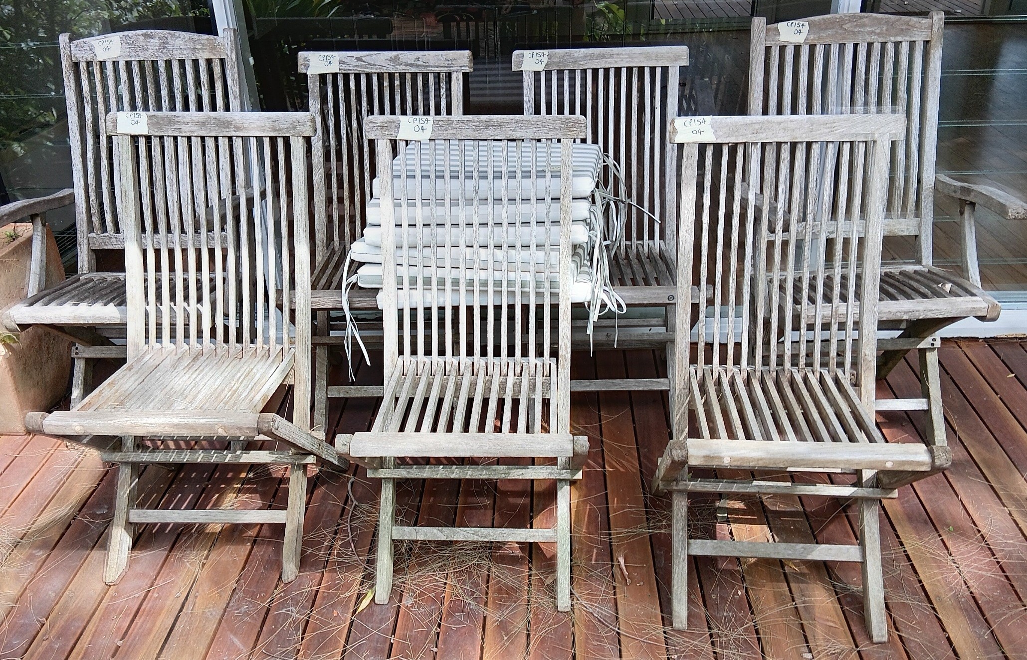 1085 · A SET OF SIX OUTDOOR TEAK CHAIRS