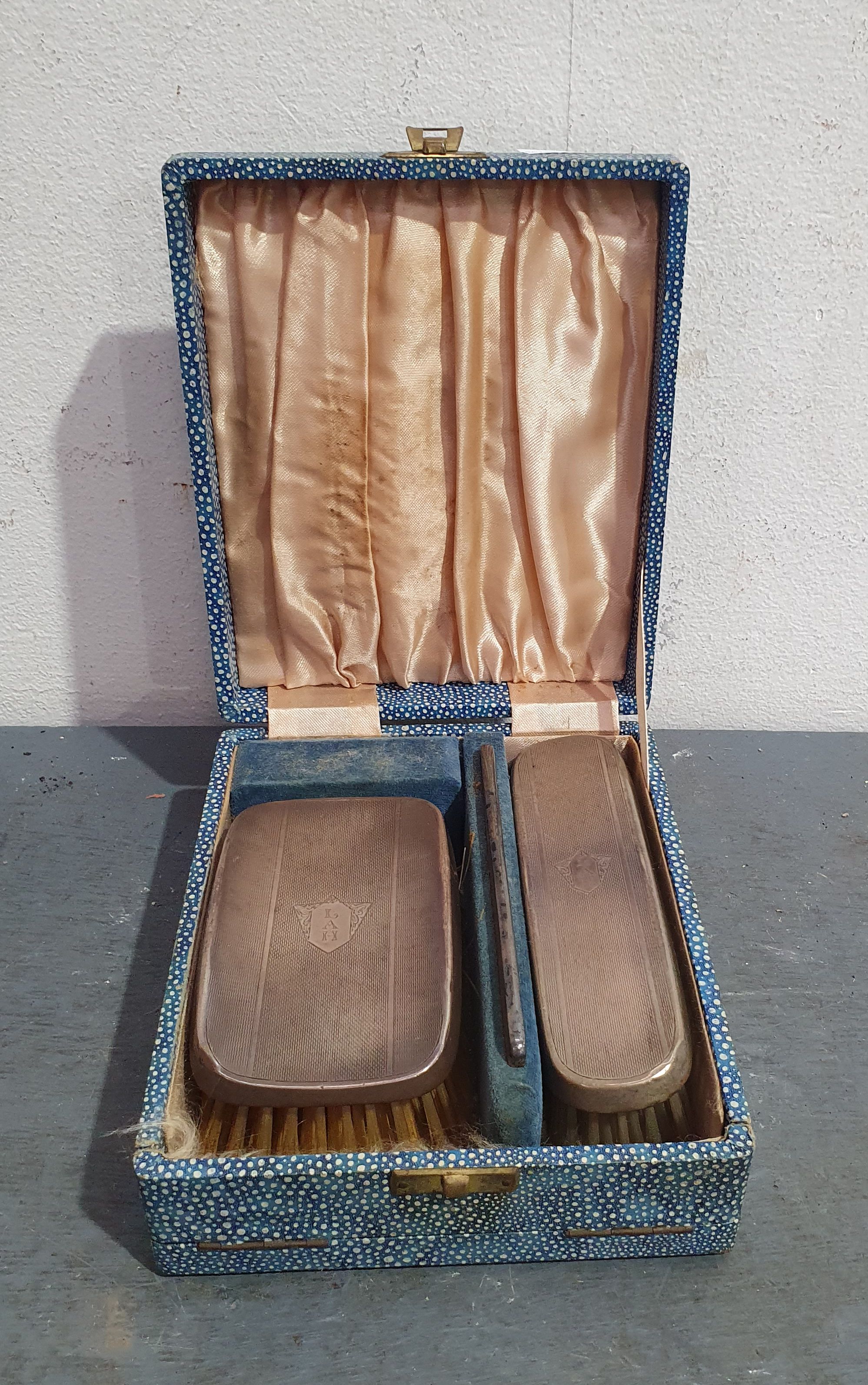 1358 · AN ART DECO STYLE MENS TRAVELLING VANITY SET