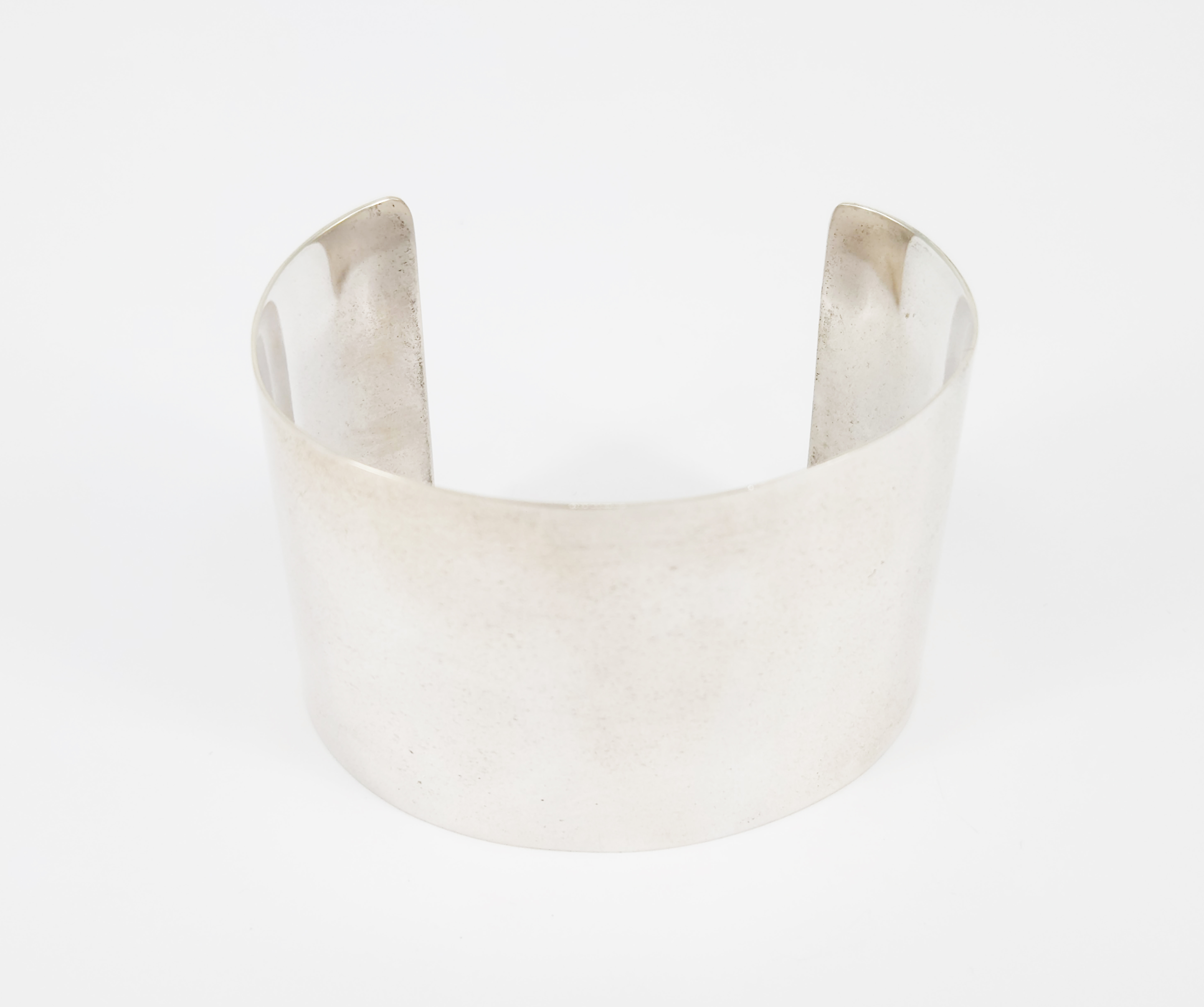 304 · A SILVER CUFF BANGLE