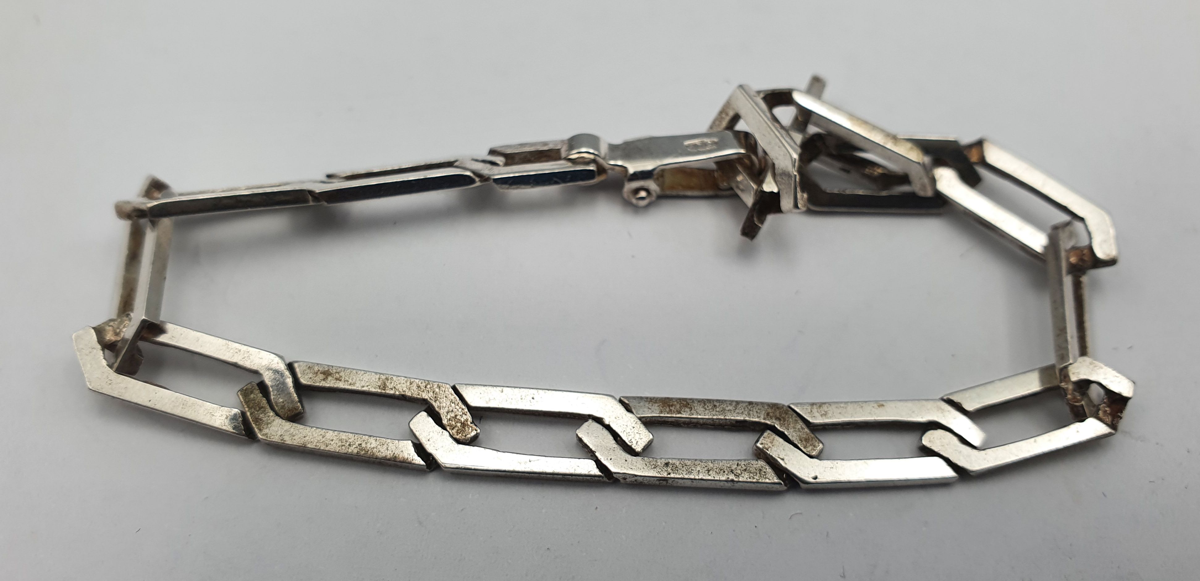 323 · AN INDIAN SILVER CURB-LINK BRACELET