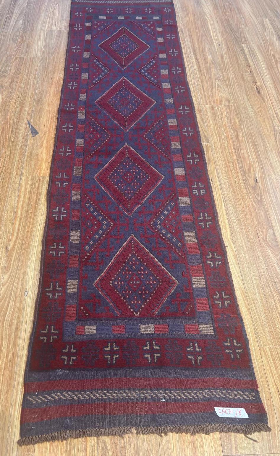 AN AFGHAN MASHWANI RUNNER