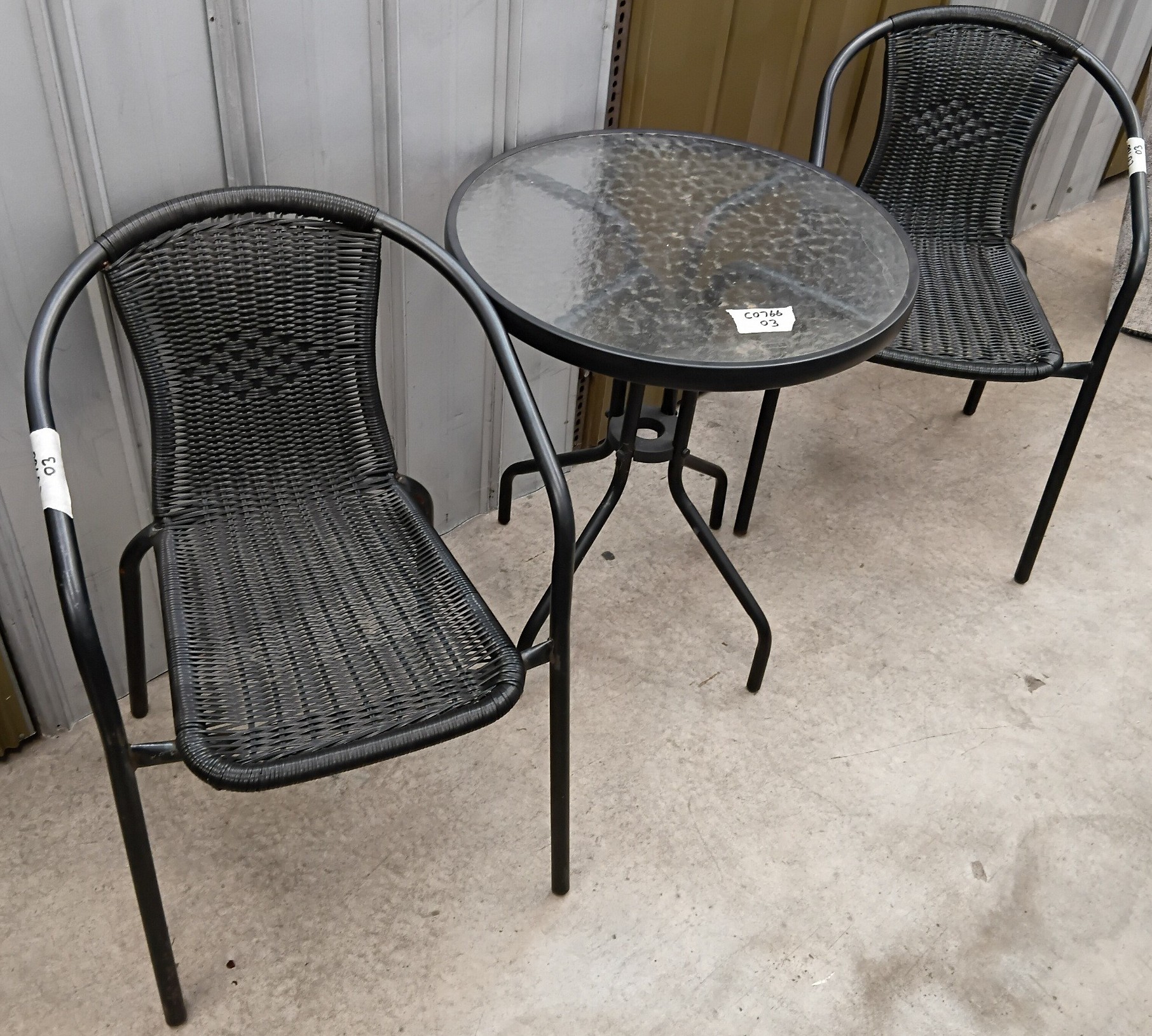 1045 · AN OUTDOOR TABLE