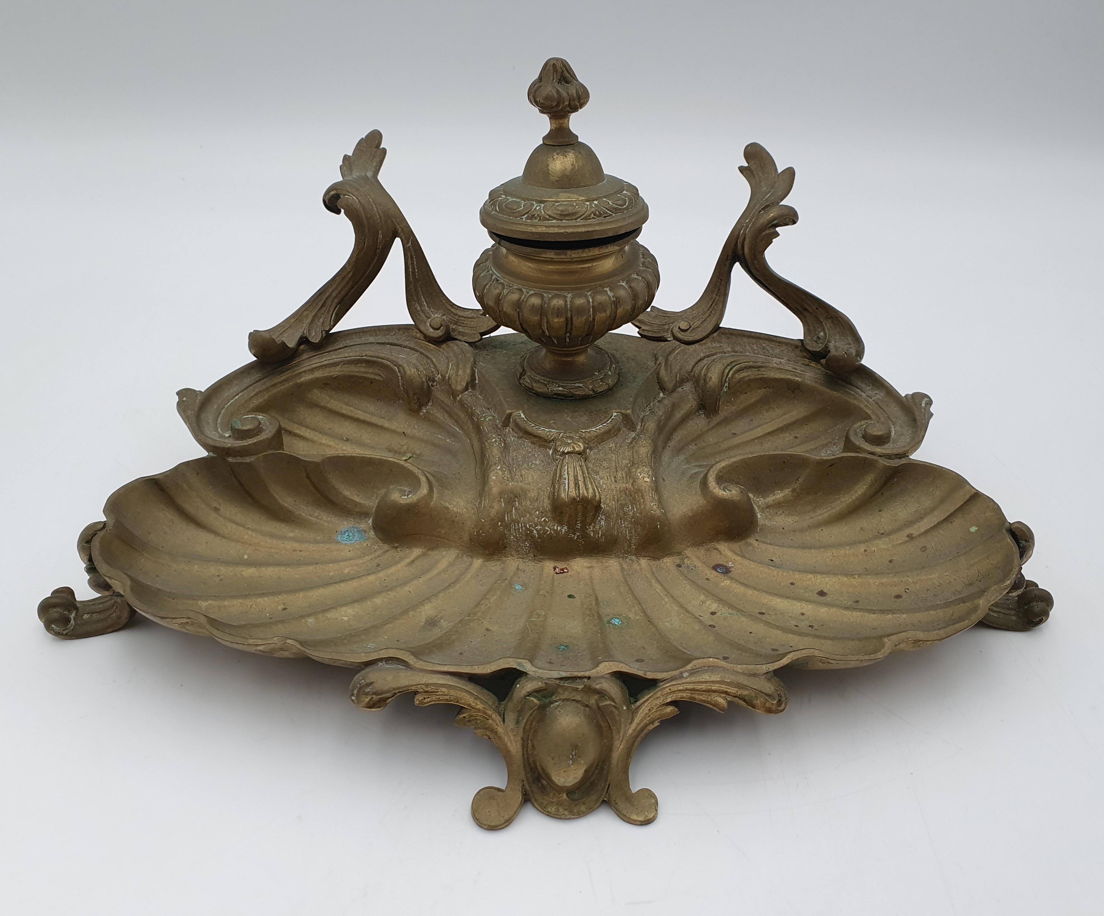 528 · A LATE 19TH/EARLY 20TH CENTURY BRASS STANDISH