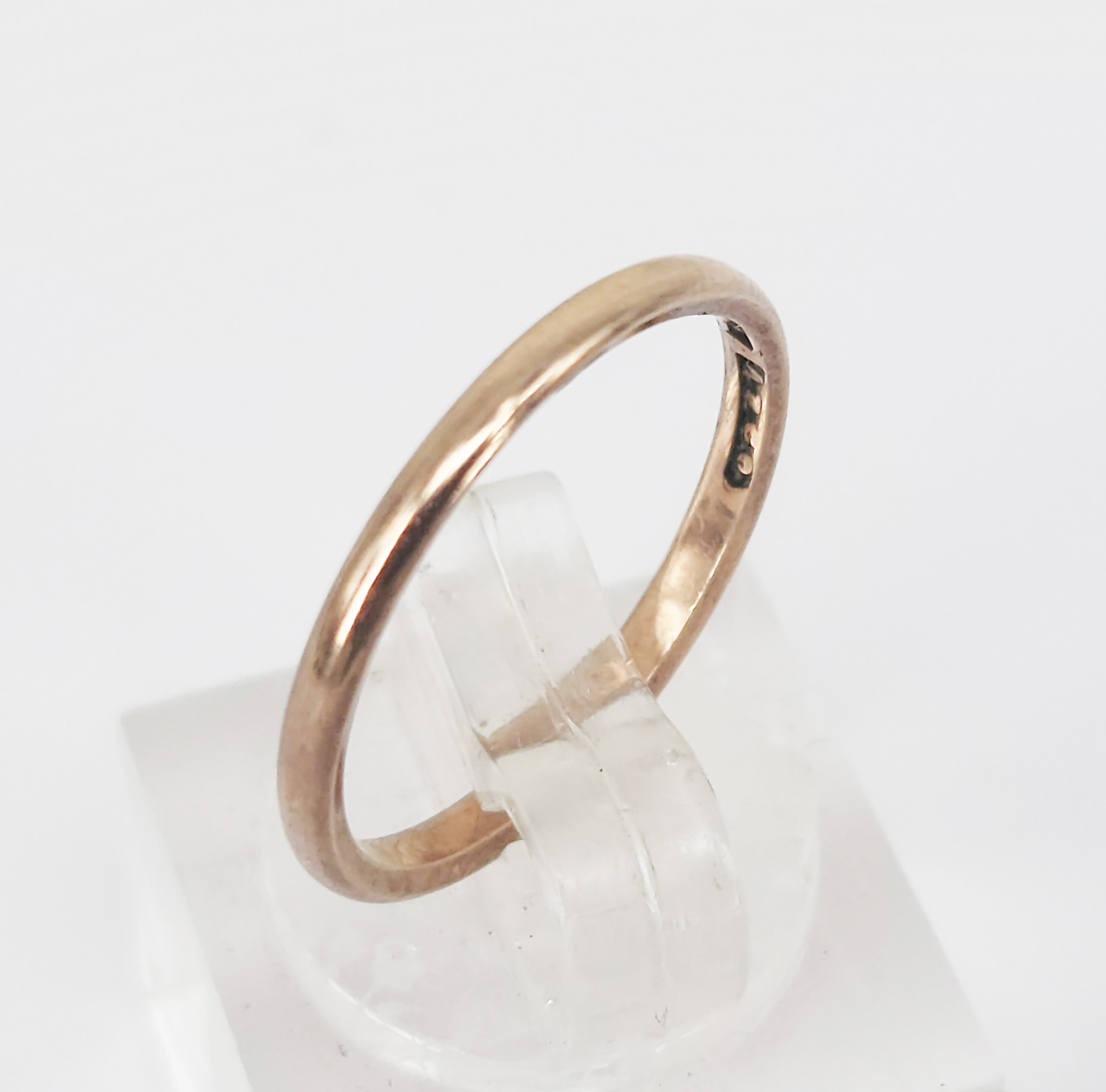 419 · A 9ct GOLD BAND RING