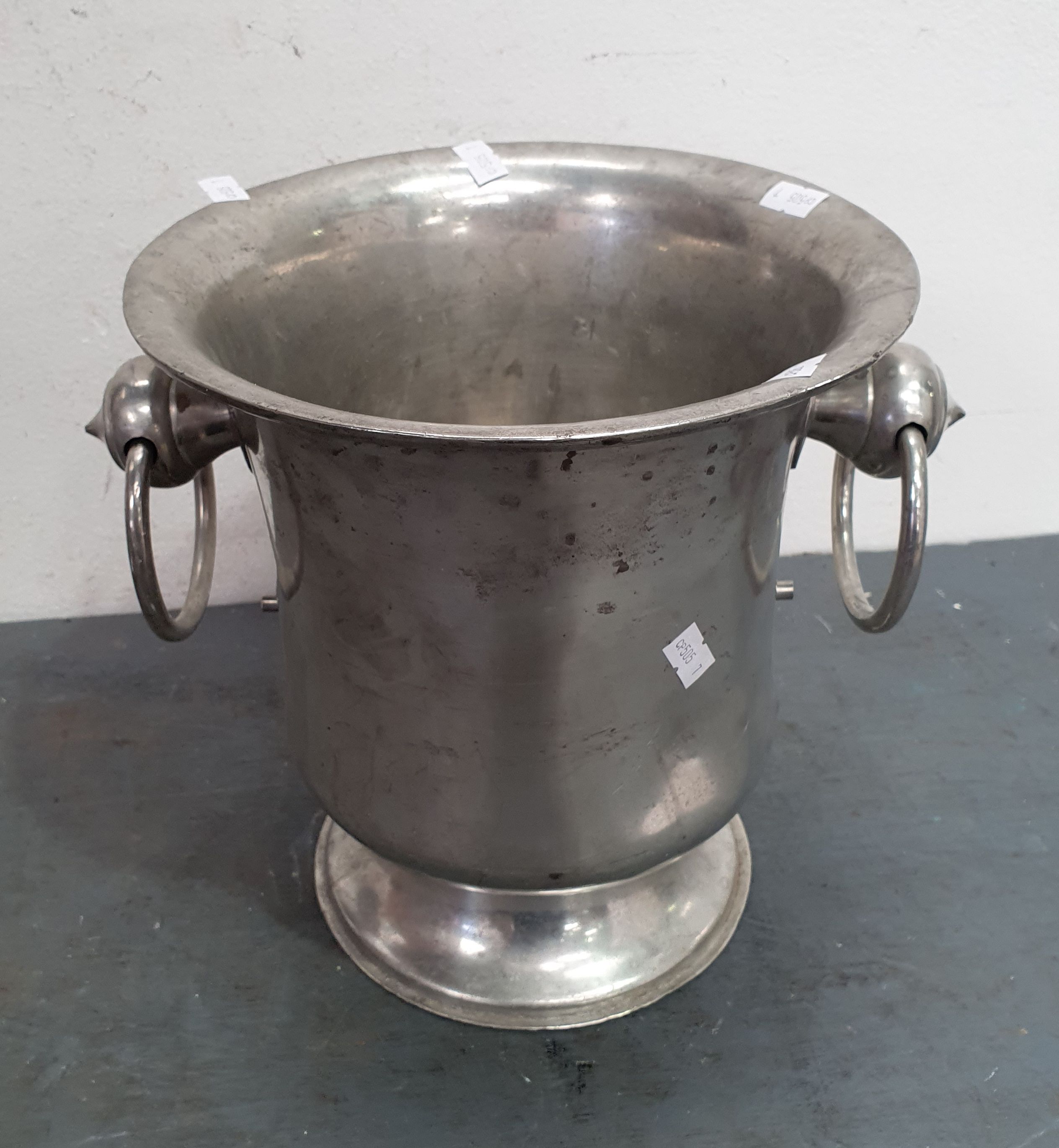 A CHAMPAYNE BUCKET