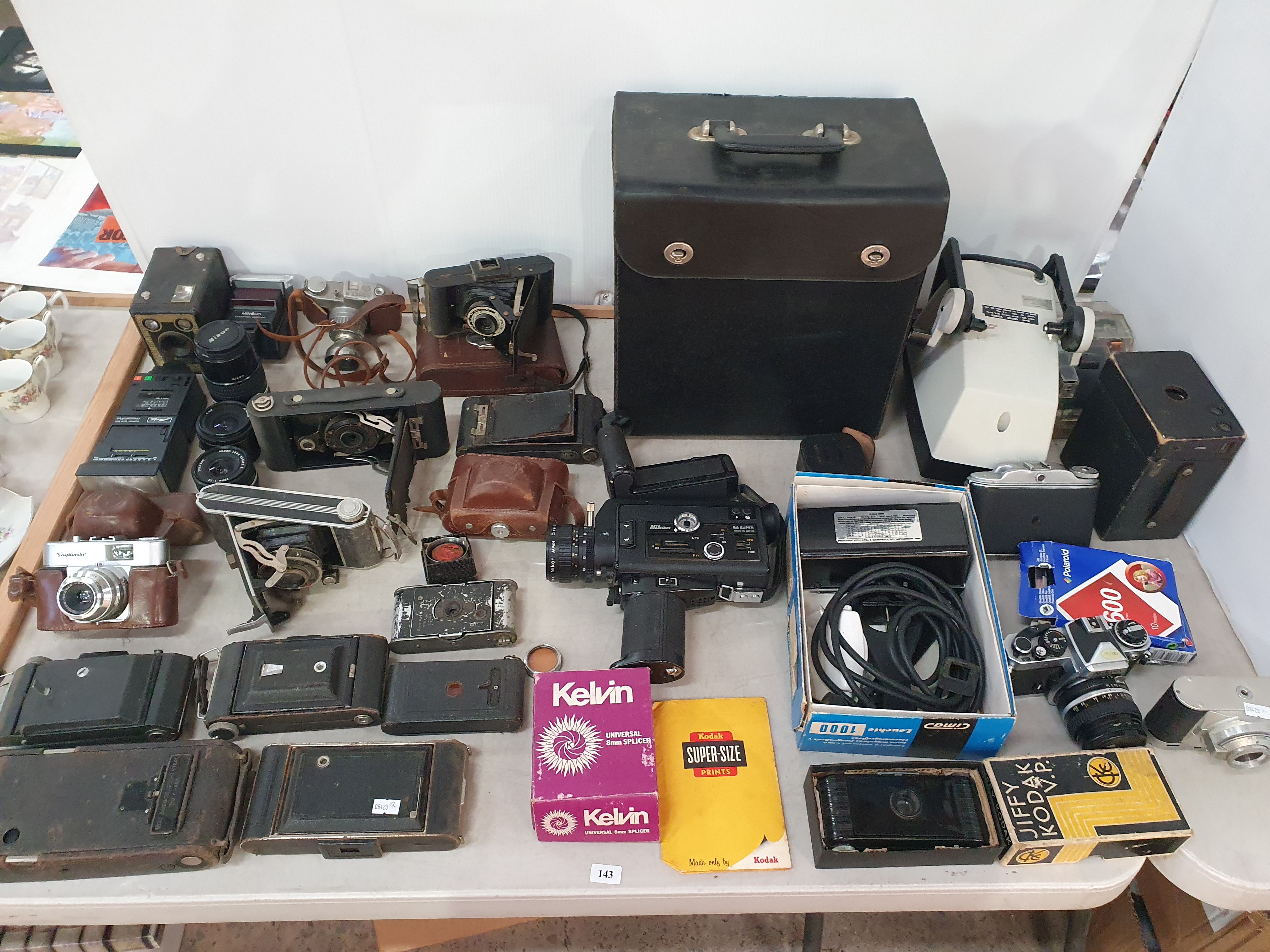 143 · A COLLECTION OF CAMERAS AND RELATED ITEMS