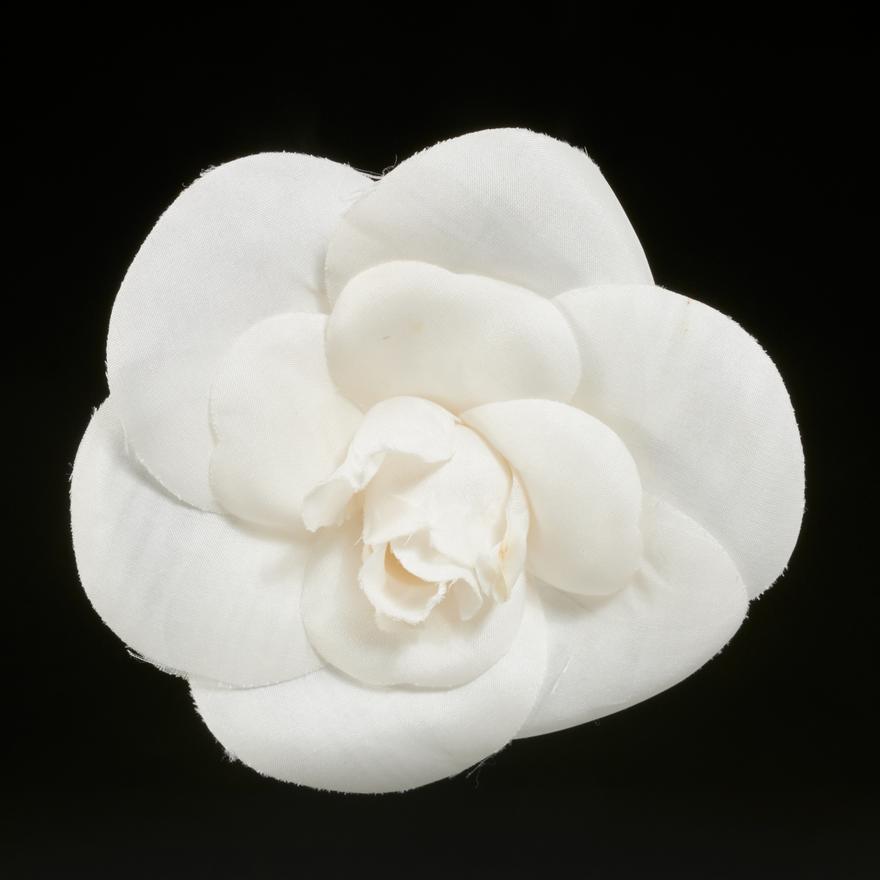 Chanel Black & White Grosgrain Camellia Flower Brooch .  Luxury, Lot # 19077