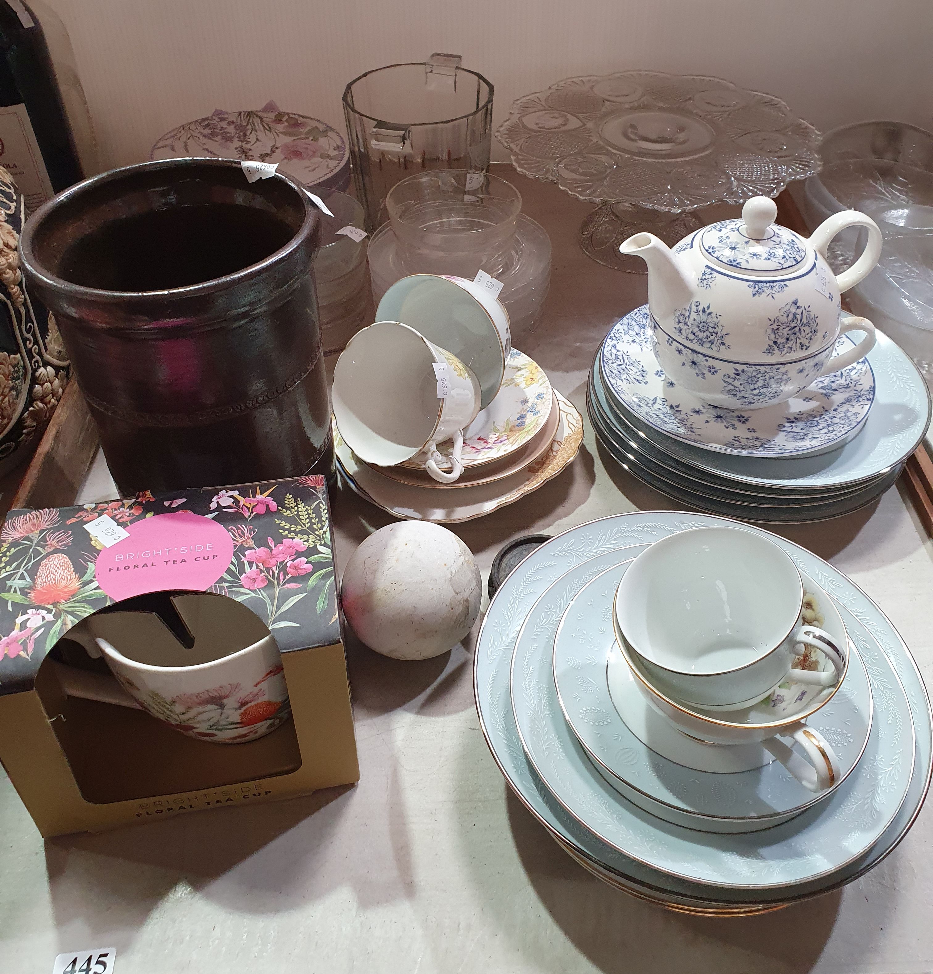 445 · A GROUP OF MAINLY CERAMIC ITEMS