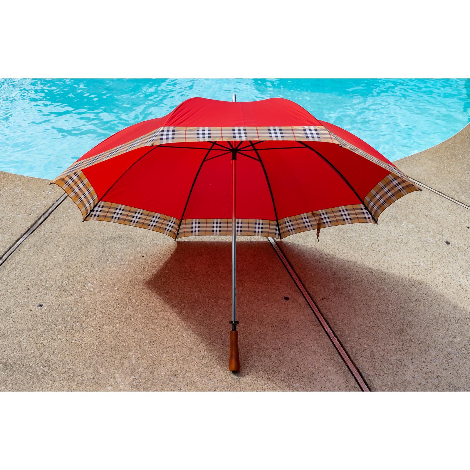Strømcelle svær at tilfredsstille hensynsløs Vintage Classic Red Burberry Umbrella With Check Trim | Harritt Group, Inc