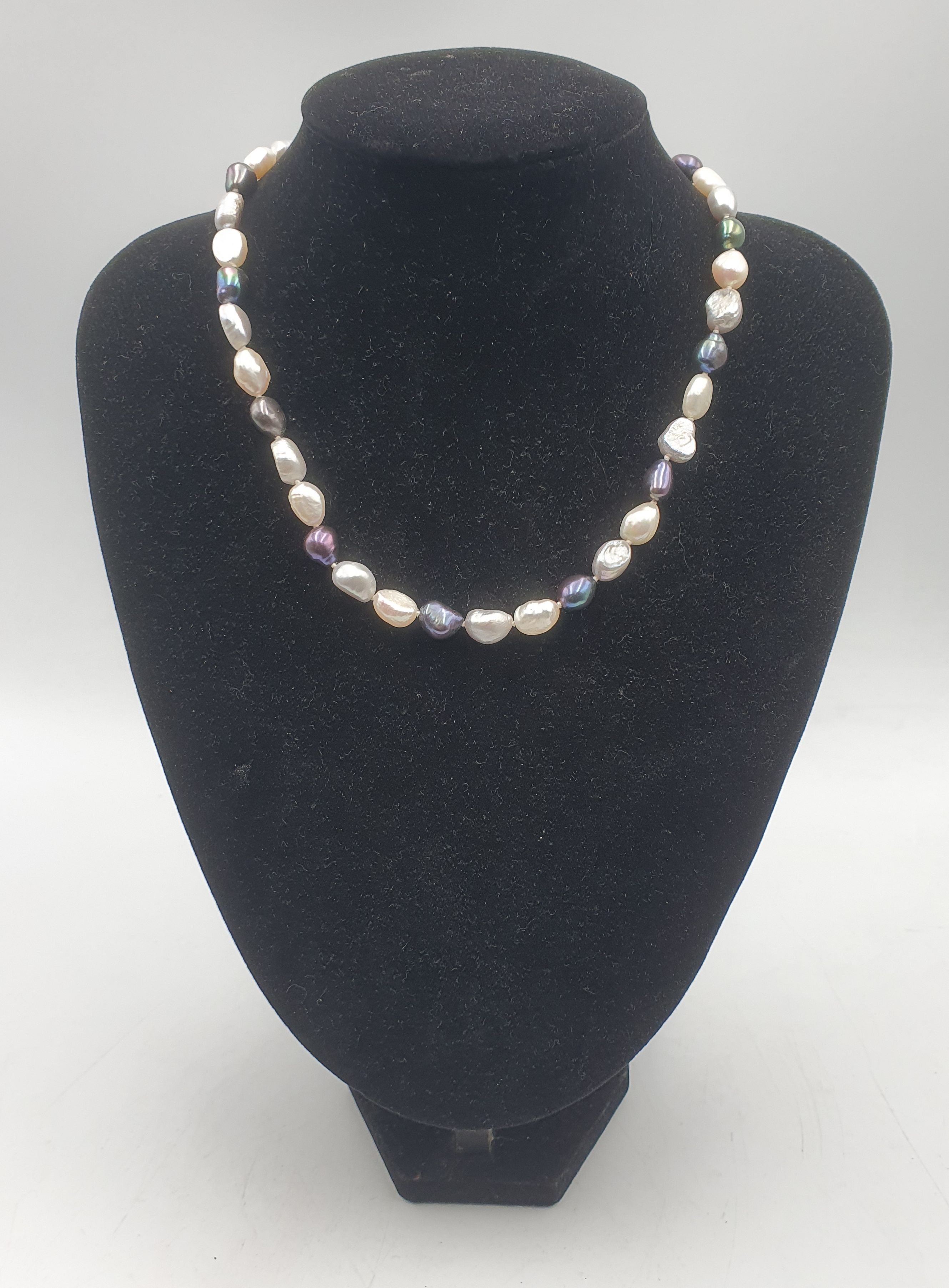 216 · A MULTI-COLOURED CULTURED PEARL NECKLACE