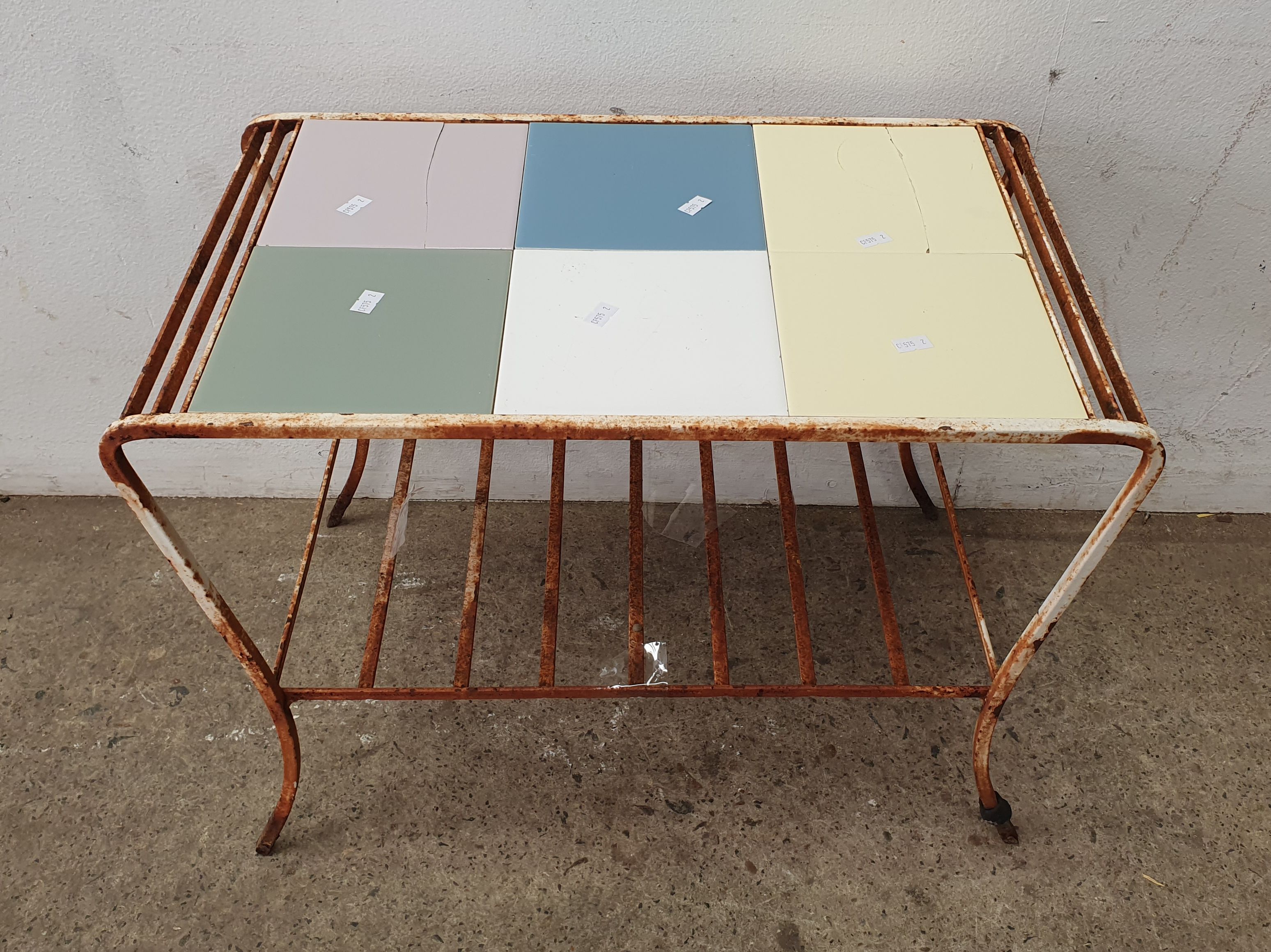 1071 · A TILED COFFEE TABLE
