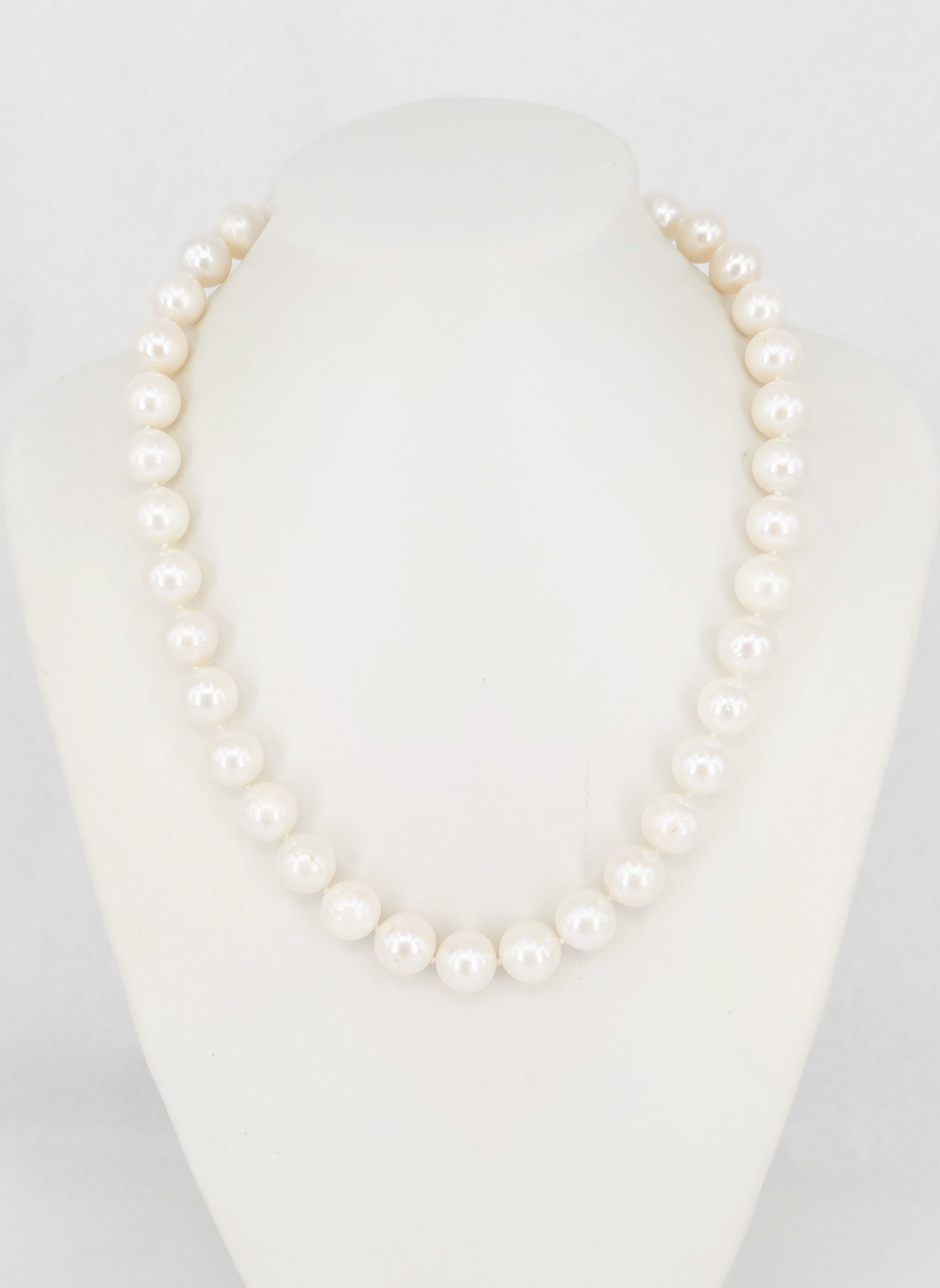 A 10-11mm GRADUATED ROUND WHITE PEARL NECKLACE