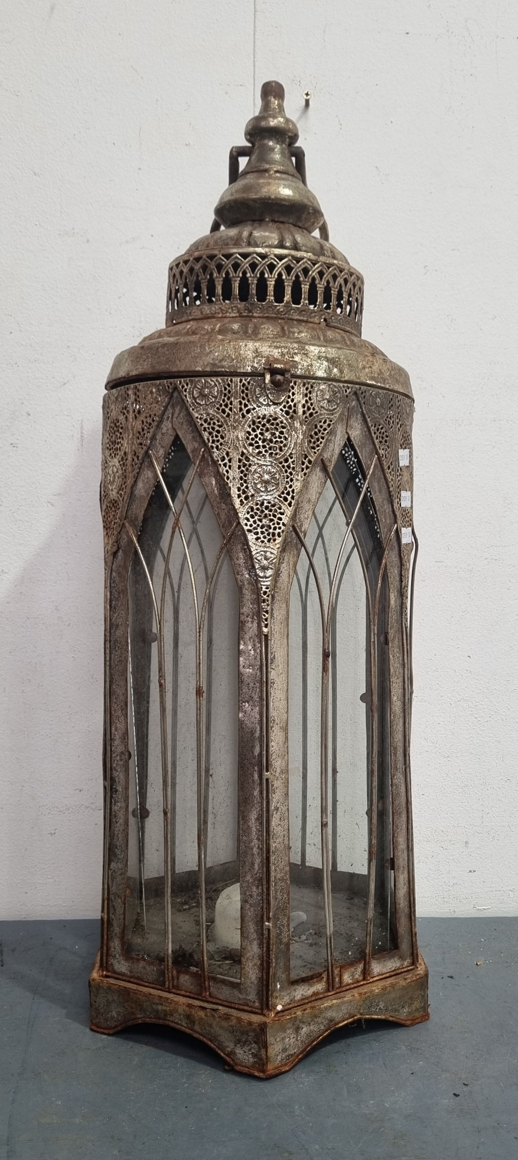 1046 · A METAL CANDLE HOLDER