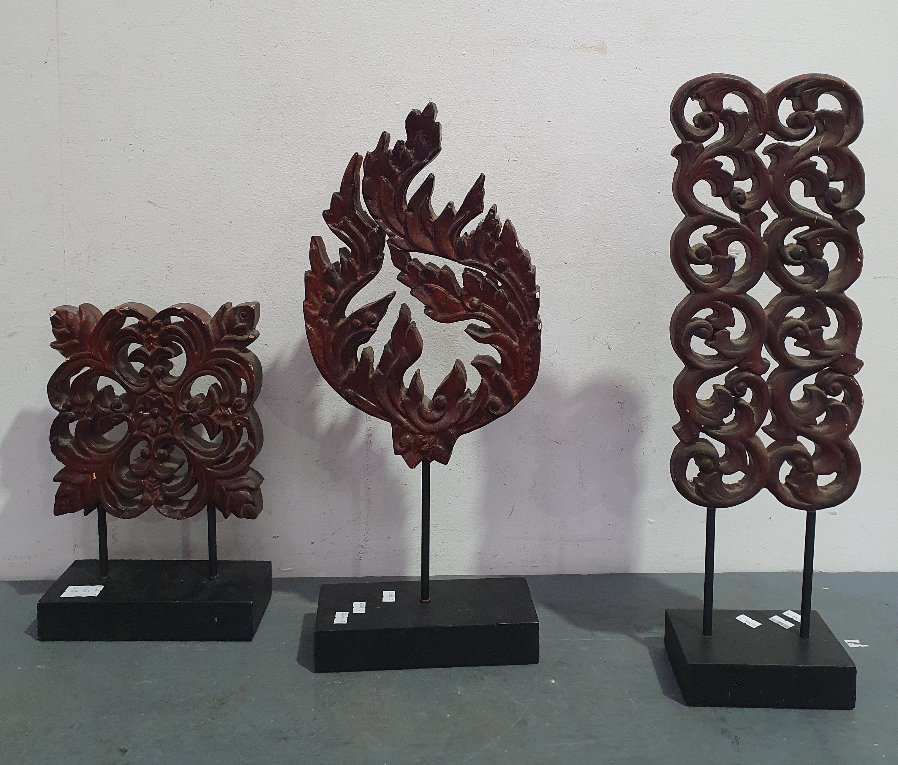 1023 · THREE VARIOUS DECORATIVE CENTRE PIECES