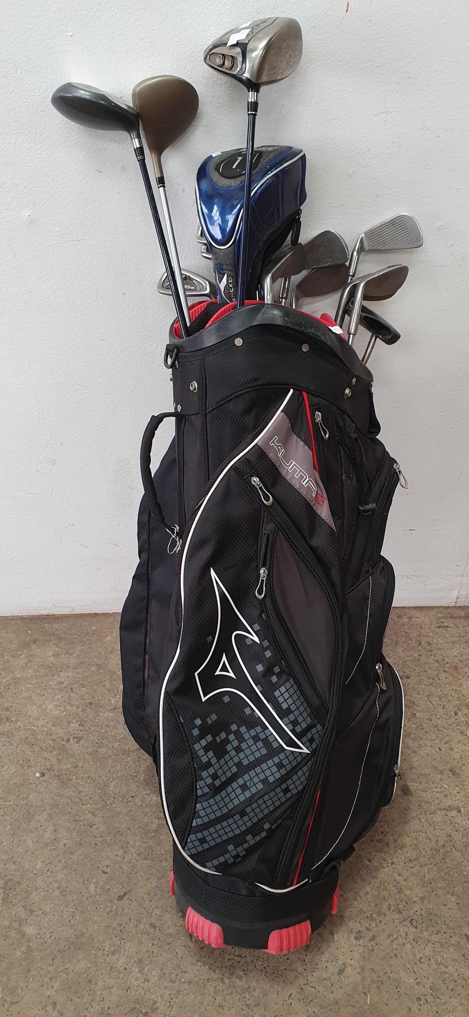 A BAG OF MIXED CLUBS