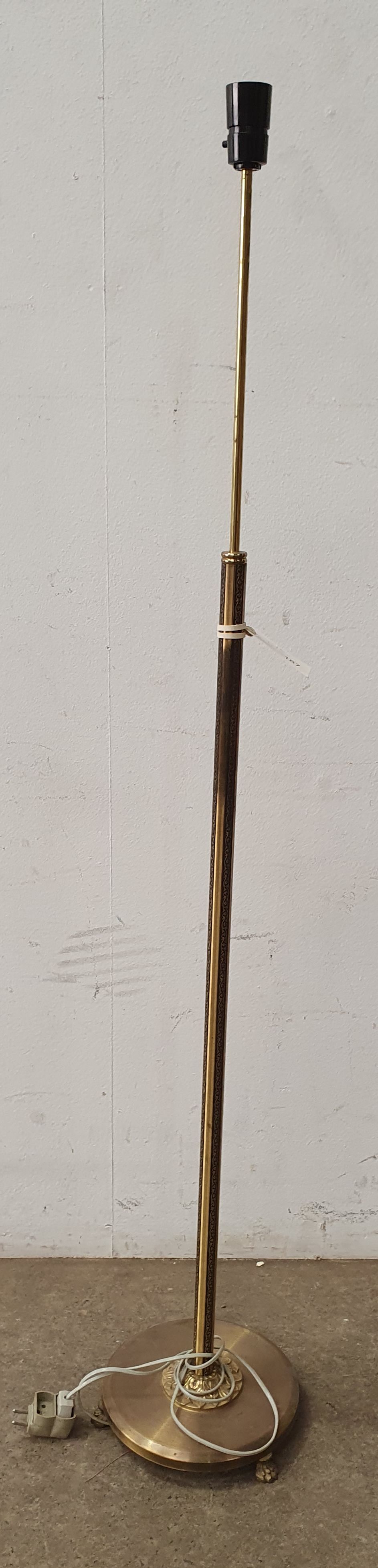 2253 · A BRONZE STANDING FLOOR LAMP