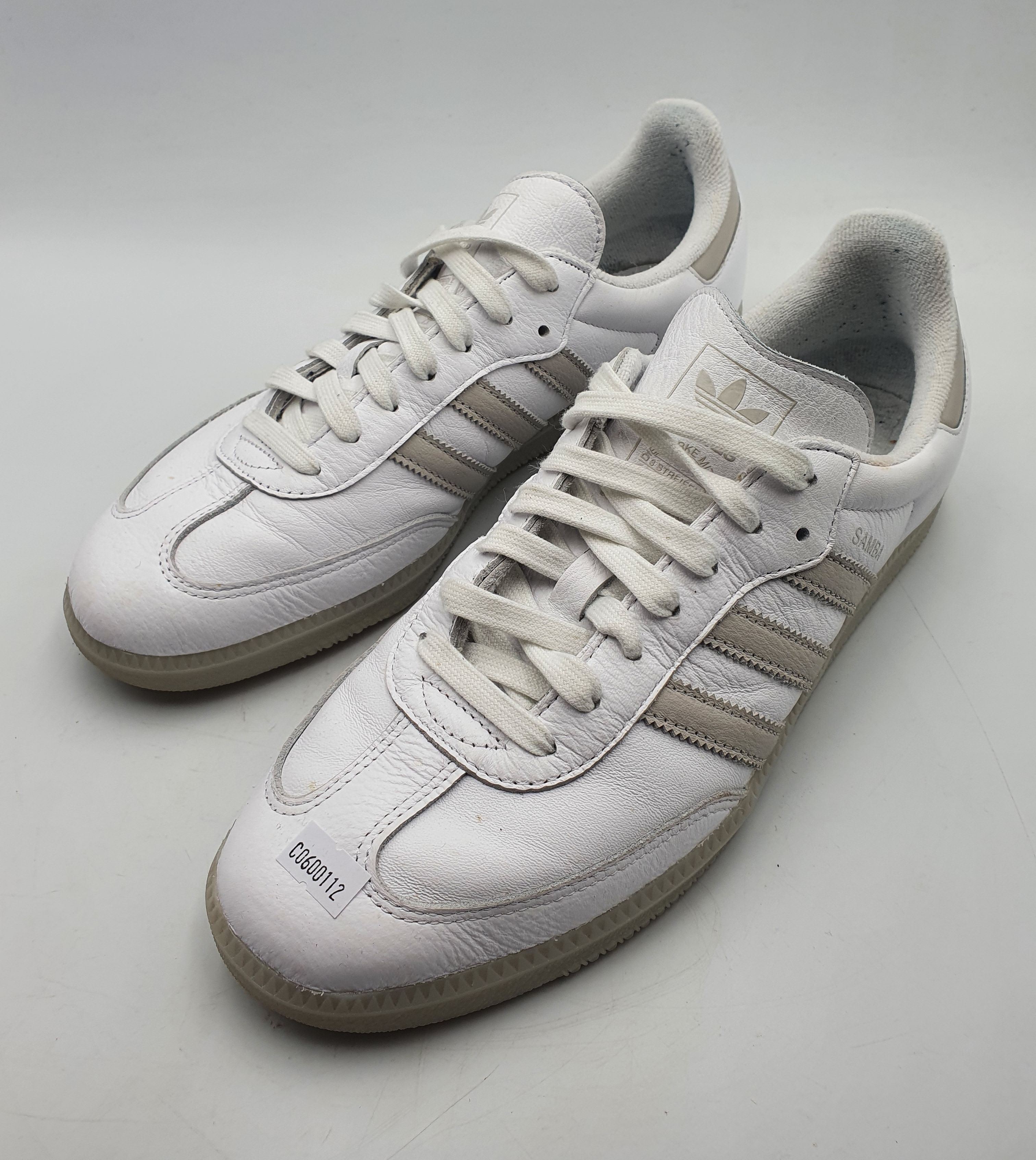 206 · A PAIR OF MENS WHITE ADDIAS SHOES SIZE US 10