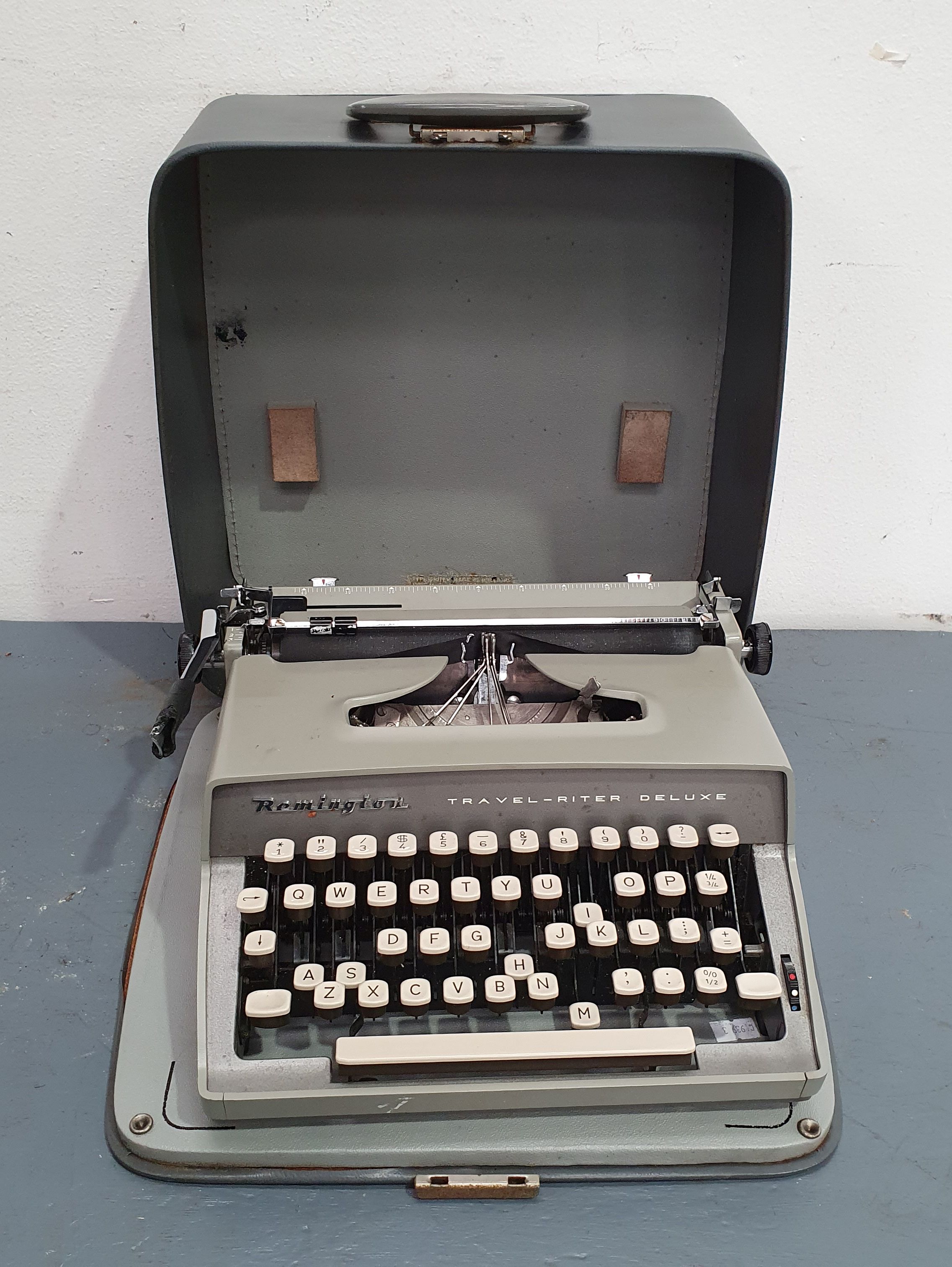 1229 · A REMINGTON 'TRAVEL-WRITER' PORTABLE TYPEWRITER