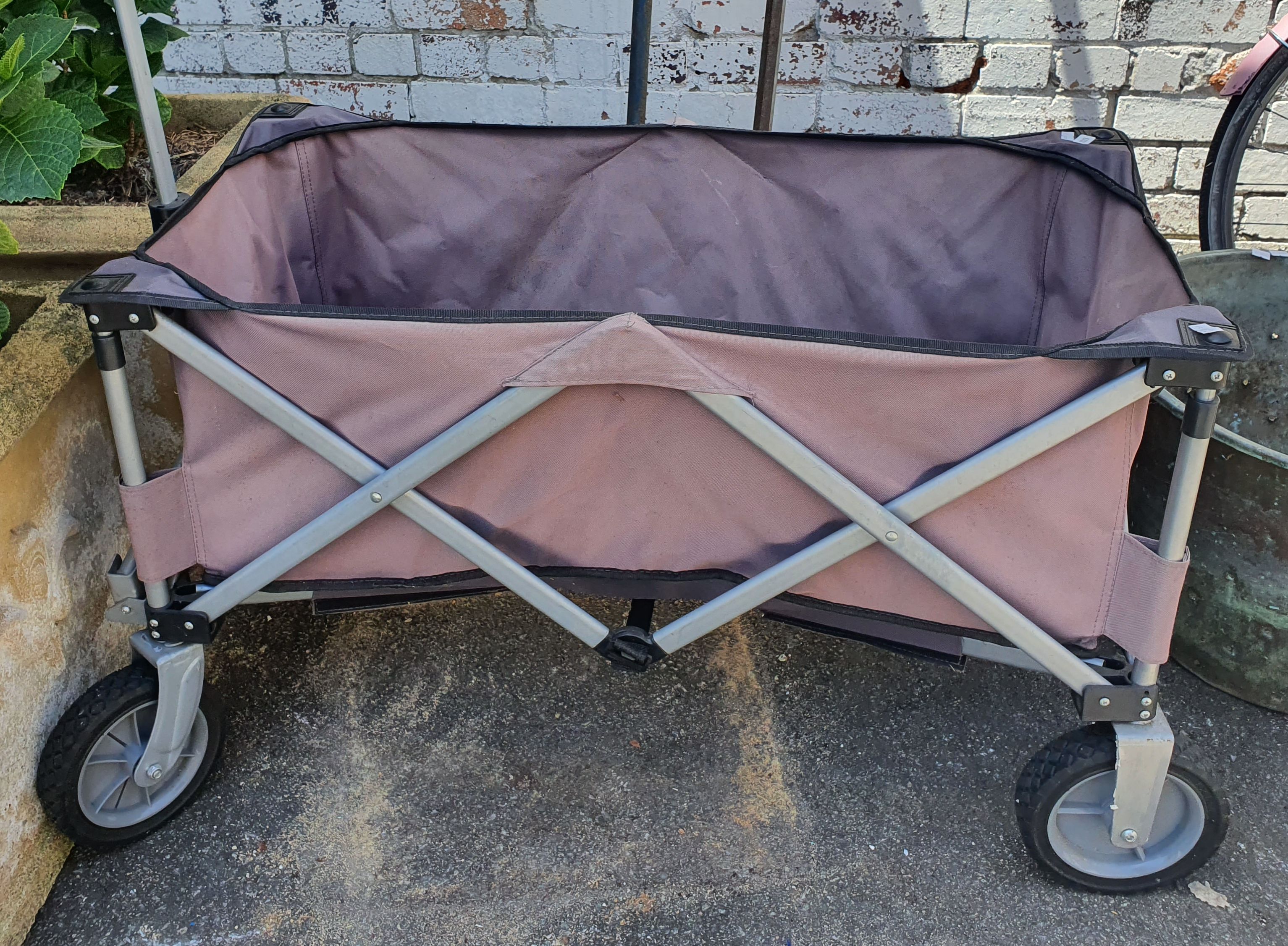 1113 · A BEACH TROLLEY