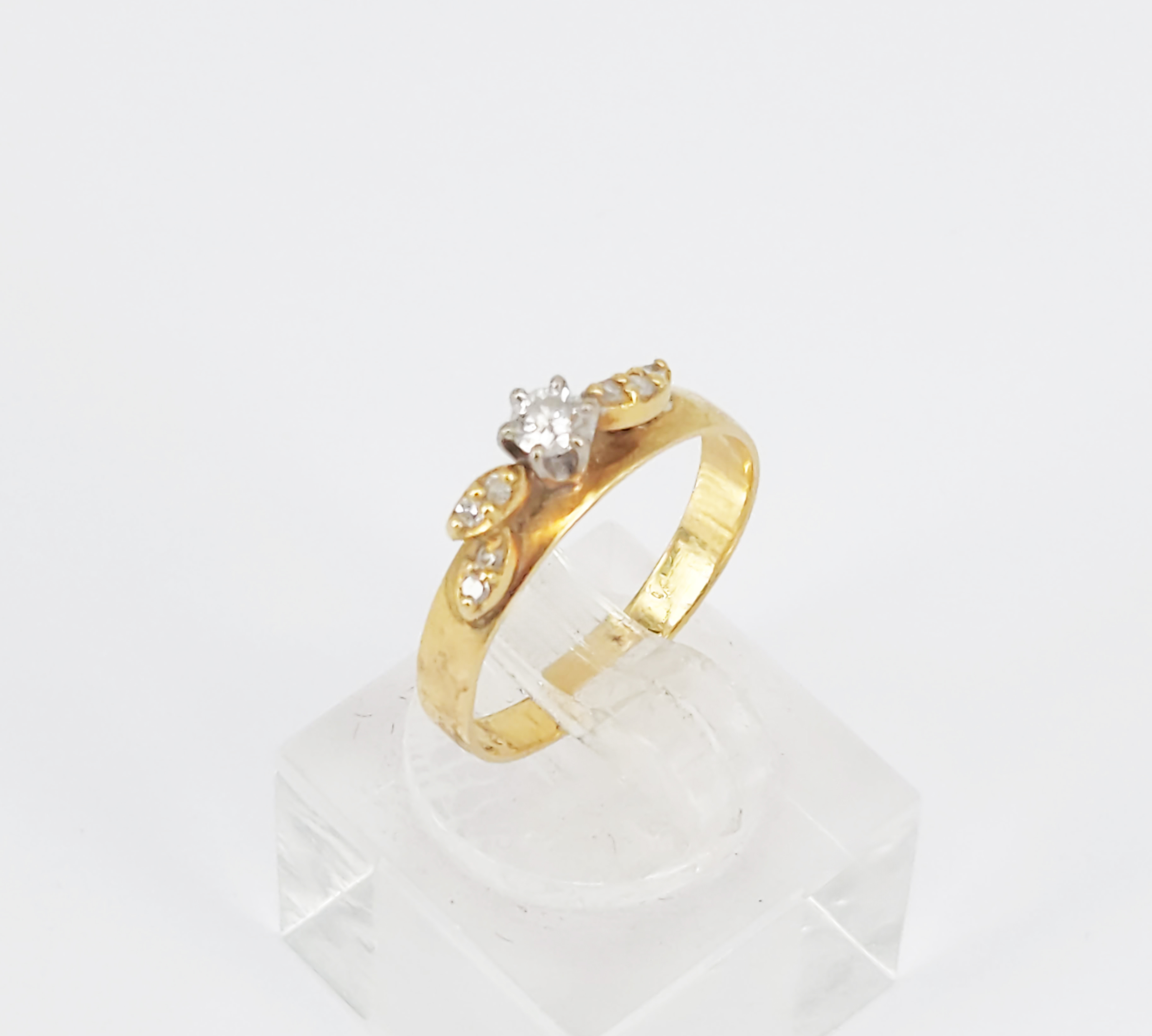 35 · A DIAMOND AND YELLOW GOLD RING